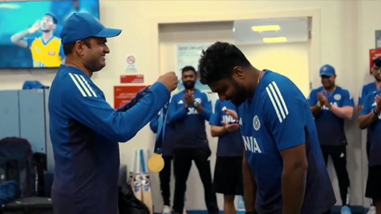 ഈ ചെറിയ അംഗീകാരം തനിക്ക് വലുതായി തോന്നുന്നുവെന്ന് സഞ്ജു പറഞ്ഞു. ഡ്രസിങ് റൂമിന്റെ ഭാഗമാകുന്നതില് സന്തോഷമുണ്ടെന്നും അദ്ദേഹം പറഞ്ഞു . ശ്രീലങ്കയ്ക്കെതിരെ അഞ്ചാം നമ്പറില് ബാറ്റ് ചെയ്ത സഞ്ജു 23 പന്തില് 39 റണ്സെടുത്തിരുന്നു. മൂന്ന് സിക്സറും, ഒരു ഫോറും നേടി (Image Credits: bcci.tv)