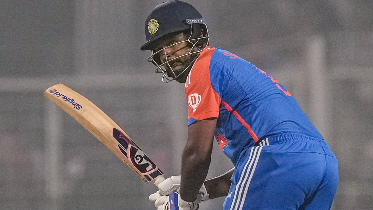 ഏഷ്യാ കപ്പിലൂടെ താരം ആ നേട്ടം സ്വന്തമാക്കുമെന്ന പ്രതീക്ഷയിലാണ് ആരാധകര്‍. ഒമാനെതിരായ മത്സരത്തില്‍ 45 പന്തില്‍ 56 റണ്‍സാണ് സഞ്ജു നേടിയത്. കളിയിലെ താരവും സഞ്ജുവായിരുന്നു (Image Credits: PTI) 