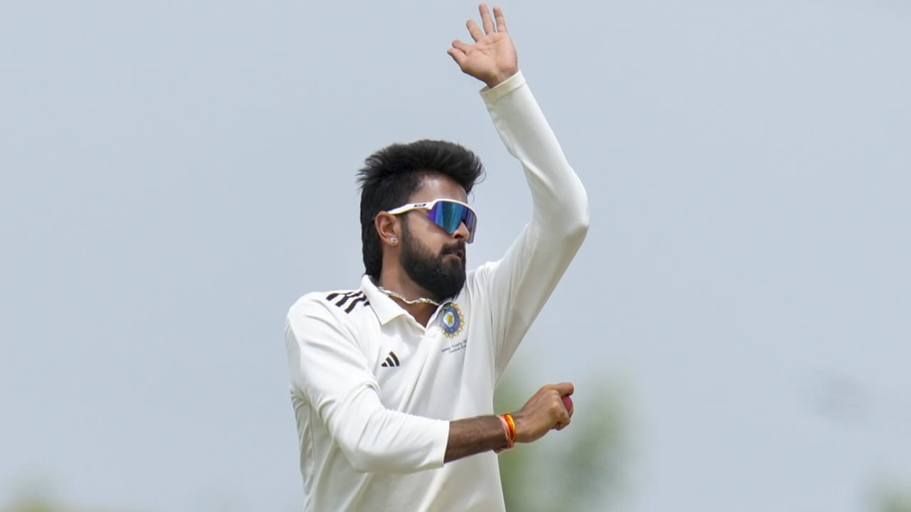 അഞ്ച് വിക്കറ്റ് വീഴ്ത്തിയ സാരന്‍ഷ് ജെയിനും, നാല് വിക്കറ്റെടുത്ത കുമാര്‍ കാര്‍ത്തികേയയുമാണ് സൗത്ത് സോണിനെ വിറപ്പിച്ചത്. നാരായണ്‍ ജഗദീശന്‍, ദേവ്ദത്ത് പടിക്കല്‍ ഉള്‍പ്പെടെയുള്ള താരങ്ങള്‍ കളിക്കുന്നില്ലാത്തത് സൗത്ത് സോണിന് തിരിച്ചടിയായി (Image Credits: PTI)