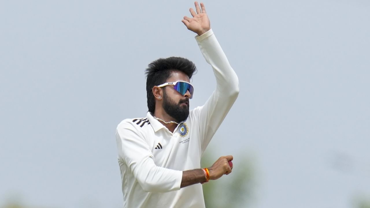 അഞ്ച് വിക്കറ്റ് വീഴ്ത്തിയ സാരന്‍ഷ് ജെയിനും, നാല് വിക്കറ്റെടുത്ത കുമാര്‍ കാര്‍ത്തികേയയുമാണ് സൗത്ത് സോണിനെ വിറപ്പിച്ചത്. നാരായണ്‍ ജഗദീശന്‍, ദേവ്ദത്ത് പടിക്കല്‍ ഉള്‍പ്പെടെയുള്ള താരങ്ങള്‍ കളിക്കുന്നില്ലാത്തത് സൗത്ത് സോണിന് തിരിച്ചടിയായി (Image Credits: PTI)