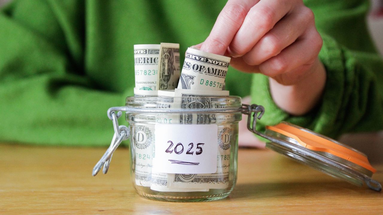 വിരമിക്കല്‍ ഫണ്ട് അല്ലെങ്കില്‍ ദീര്‍ഘകാല സമ്പത്ത് കെട്ടിപ്പടുക്കുന്നതിനാണ് പല നിക്ഷേപകരും പ്രാധാന്യം നല്‍കുന്നത്. ഈ ലക്ഷ്യത്തിലേക്ക് എത്തുന്നതിനുള്ള മാര്‍ഗമായി പലരും സിസ്റ്റമാറ്റിക് ഇന്‍വെസ്റ്റ്‌മെന്റ് പ്ലാന്‍ അഥവ എസ്‌ഐപികളെ പരിഗണിക്കുന്നു. (Image Credits: Getty Images)