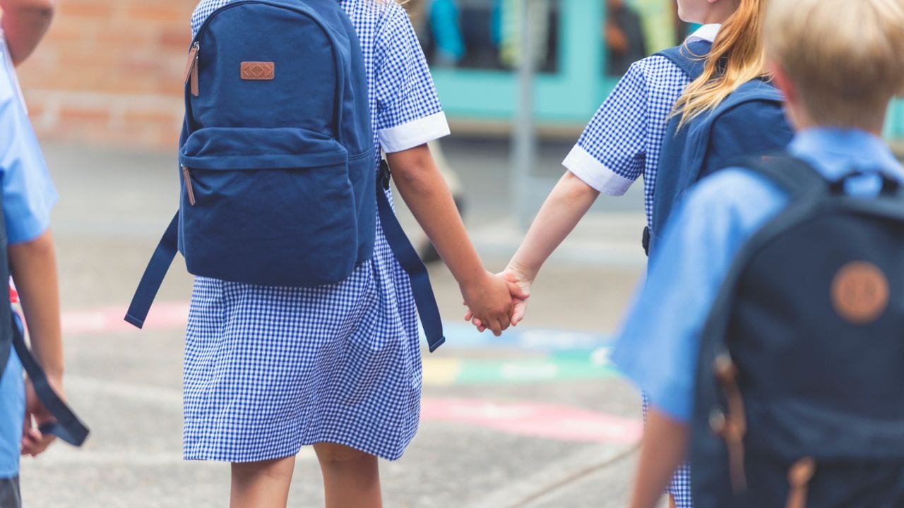 അതുകഴിഞ്ഞ് ഒക്ടോബര്‍ മൂന്നിന് രാജ്യത്ത് അഖിലേന്ത്യ മുസ്ലിം വ്യക്തിനിയമ ബോര്‍ഡ് പ്രഖ്യാപിച്ച ഭാരത് ബന്ദുണ്ട്. ഈ ബന്ദ് സമ്പൂര്‍ണമാകുകയാണെങ്കില്‍ ഒരു പക്ഷെ അന്നും സംസ്ഥാനത്തെ വിവിധ സ്ഥാപനങ്ങള്‍ പ്രവര്‍ത്തിക്കില്ല. സെപ്റ്റംബര്‍ നാല് ശനിയാഴ്ചയും അഞ്ച് ഞായറാഴ്ചയുമാണ്. ശനിയാഴ്ച സംസ്ഥാനത്തെ ചില വിദ്യാഭ്യാസ സ്ഥാപനങ്ങള്‍ക്ക് അവധിയാണ്. അതിനാല്‍ തന്നെ ഇനി ഒക്ടോബര്‍ ഏഴിന് തിങ്കളാഴ്ച അവര്‍ക്ക് സ്‌കൂളില്‍ പോയാല്‍ മതിയാകും. 

