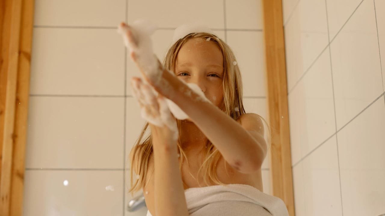 സോപ്പ് അണുക്കളെ നശിപ്പിക്കാൻ സഹായിക്കുമെങ്കിലും ചില അണുക്കൾ സോപ്പിൽ പറ്റിപിടിച്ചു നിൽക്കാറുണ്ട്. ഇത്തരം അണുക്കൾ ഒരാളിൽ നിന്ന് മറ്റൊരാളിലേക്ക് പടരാൻ സാധ്യതയും ഉണ്ട്. രണ്ടു മുതൽ അഞ്ച് വരെ വ്യത്യസ്ത അണുക്കൾ സോപ്പിൽ ഉണ്ടാകുമെന്നാണ് പഠനങ്ങൾ പറയുന്നത്. (Image Credits: Pexels)
