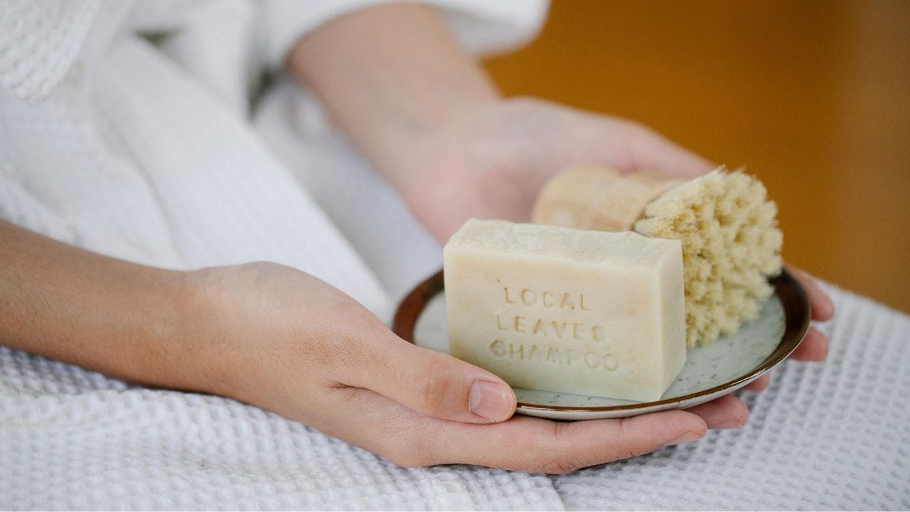 ഇ-കോളി, സാൽമണെല്ല, ഷിഗെല്ല, നോറോവൈറസ് തുടങ്ങിയ അണുക്കൾ സോപ്പിൽ തങ്ങിനിൽകും. ഇത് ശരീരത്തിലെ മുറിവുകളിലൂടെ അകത്ത് കടക്കാൻ സാധ്യത ഉണ്ട്. അതിനാൽ, സോപ്പിന് പകരം ലിക്വിഡ് സോപ്പോ, ബോഡി വാഷോ ഉപയോഗിക്കുക. (Image Credits: Pexels)
