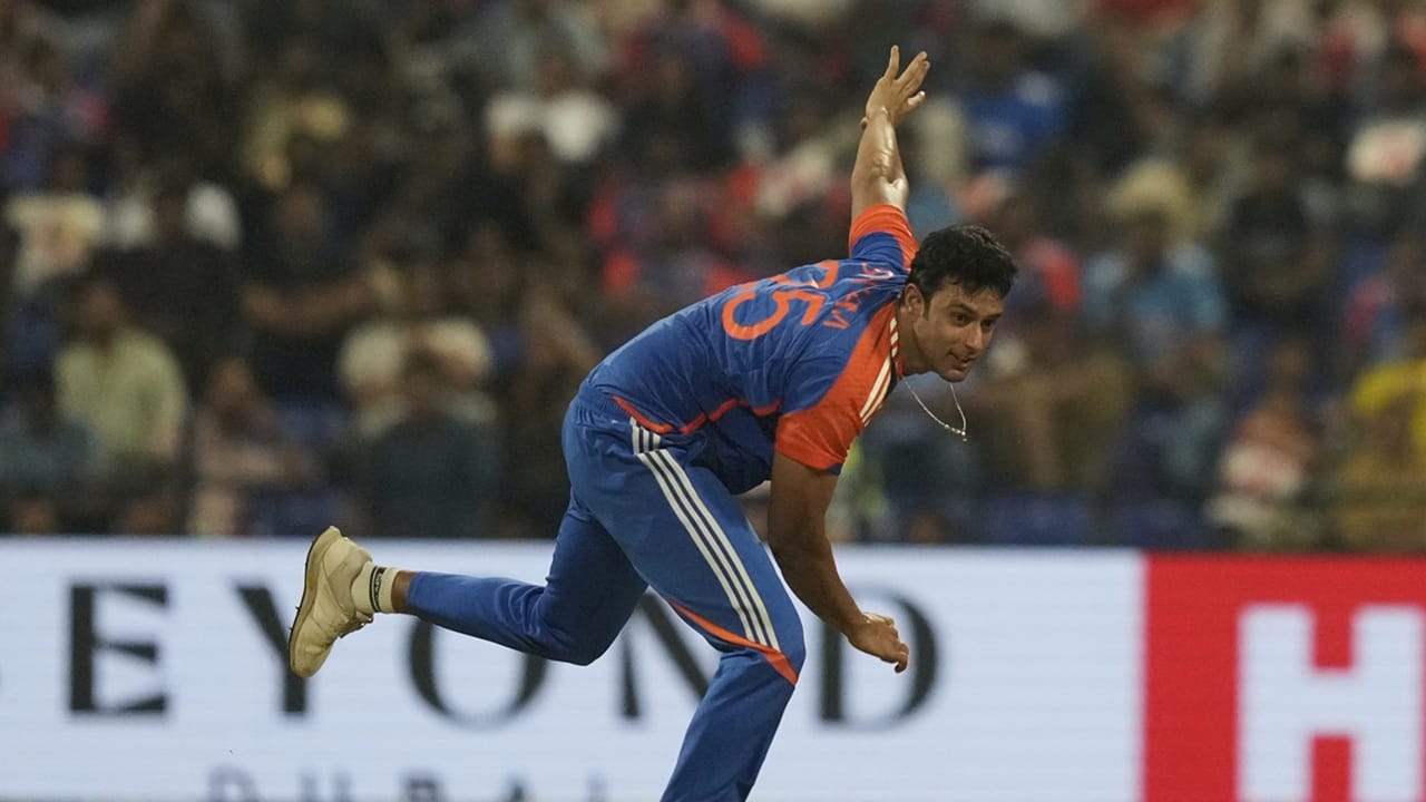 ഓള്‍ റൗണ്ടര്‍മാരായ ഹാര്‍ദ്ദിക് പാണ്ഡ്യയെയോ, ശിവം ദുബെയെയോ ഒഴിവാക്കണമെന്നാണ് പത്താന്‍ പരോക്ഷമായി പറയുന്നത്. സമ്മര്‍ദ്ദ ഘട്ടത്തില്‍ യോര്‍ക്കറുകള്‍ എറിയാന്‍ ഇരുവര്‍ക്കും സാധിക്കുമോയെന്ന് പത്താന്‍ ചോദിച്ചു. അതേസമയം, ഹാര്‍ദ്ദിക് പാണ്ഡ്യയെ ഉന്നം വച്ചാണ് പത്താന്‍ പറയുന്നതെന്നാണ് ആരാധകരുടെ കണ്ടുപിടിത്തം (Image Credits: PTI)