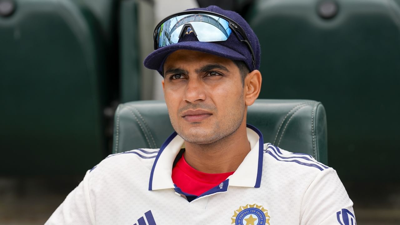 ദീര്‍ഘകാലത്തേക്ക് അദ്ദേഹം ടീമിലുണ്ടാകുമെന്ന് ആളുകള്‍ കരുതുന്നു. അദ്ദേഹത്തിന് സ്ഥിരതയുണ്ട്. ഭാവി ക്യാപ്റ്റനായാണ് കണക്കാക്കപ്പെടുന്നത്. അതുകൊണ്ടാണ് അദ്ദേഹത്തിന് ആനുകൂല്യങ്ങള്‍ ലഭിക്കുന്നതെന്നും അജയ് ജഡേജ പറഞ്ഞു. ടീമിലെ സ്ഥാനത്തതെക്കുറിച്ചല്ല, പദവിയെക്കുറിച്ചുള്ള സമര്‍ദ്ദം മാത്രമേ ഗില്ലിന് അനുഭവിക്കേണ്ടതുള്ളൂവെന്നും അജയ് ജഡേജ അഭിപ്രായപ്പെട്ടു  (Image Credits: PTI)