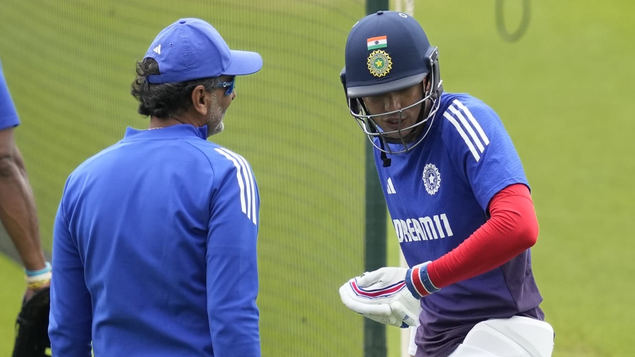 ഗില്ലിന് കാര്യമായ പരിക്കുകളില്ലെന്നാണ് സൂചന. അങ്ങനെയെങ്കില്‍ താരം ഇന്ന് പാകിസ്ഥാനെതിരെ നടക്കുന്ന മത്സരത്തില്‍ ഓപ്പണറായി ബാറ്റ് ചെയ്‌തേക്കും  (Image Credits: PTI)