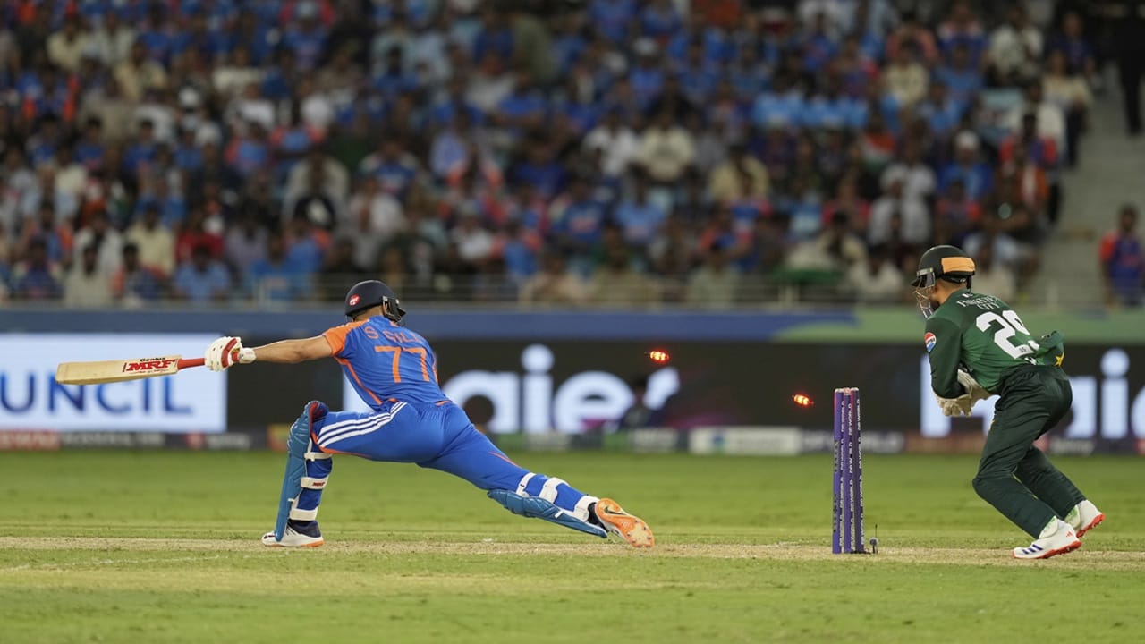 പാകിസ്ഥാനെതിരായ മത്സരത്തില്‍ ഏഴ് പന്തില്‍ 10 റണ്‍സ് മാത്രമാണ് ഗില്ലിന് നേടാനായത്. സയിം അയൂബിന്റെ പന്തില്‍ മുഹമ്മദ് ഹാരിസ് സ്റ്റമ്പ് ഔട്ട് ചെയ്യുകയായിരുന്നു. യുഎഇയ്‌ക്കെതിരായ മത്സരത്തില്‍ പുറത്താകാതെ ഒമ്പത് പന്തില്‍ 20 റണ്‍സെടുത്തു. പക്ഷേ, ആ മത്സരത്തില്‍ 58 റണ്‍സ് മാത്രമായിരുന്നു വിജയലക്ഷ്യം (Image Credits: PTI) 