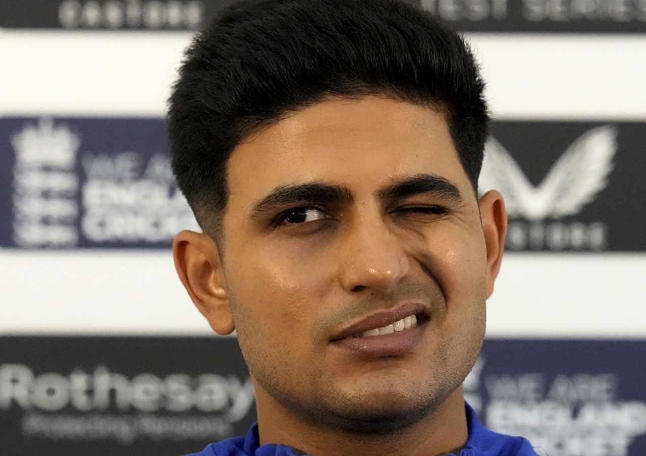 തുടര്‍ന്ന് ഫിസിയോയുടെ ഒപ്പം, ഗില്‍ പിച്ചില്‍ നിന്ന് ഇറങ്ങിപ്പോയെന്നാണ് റിപ്പോര്‍ട്ട്. ഗില്ലിന്റെ പരിക്ക് എത്രത്തോളം സാരമാണെന്ന് വ്യക്തമല്ല  (Image Credits: PTI)