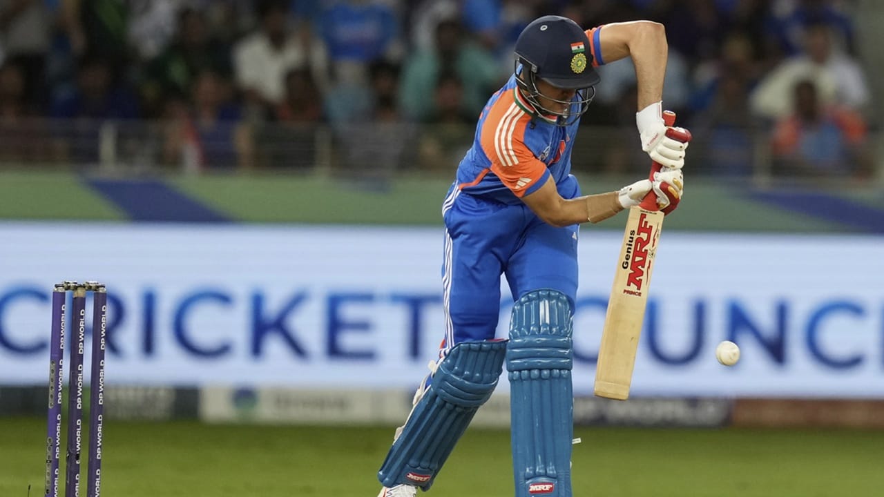 നിര്‍ണായക ഘട്ടങ്ങളില്‍ മോശം പ്രകടനമാണ് ഗില്‍ പുറത്തെടുക്കുന്നത്. ഏഷ്യാ കപ്പിലെ മൂന്ന് മത്സരങ്ങളില്‍ നിന്ന് 35 റണ്‍സ് മാത്രമാണ് ഇന്ത്യന്‍ വൈസ് ക്യാപ്റ്റന് നേടാനായത്. ആവറേജ് 17.50. സ്‌ട്രൈക്ക് റേറ്റ് 145.83 (Image Credits: PTI)