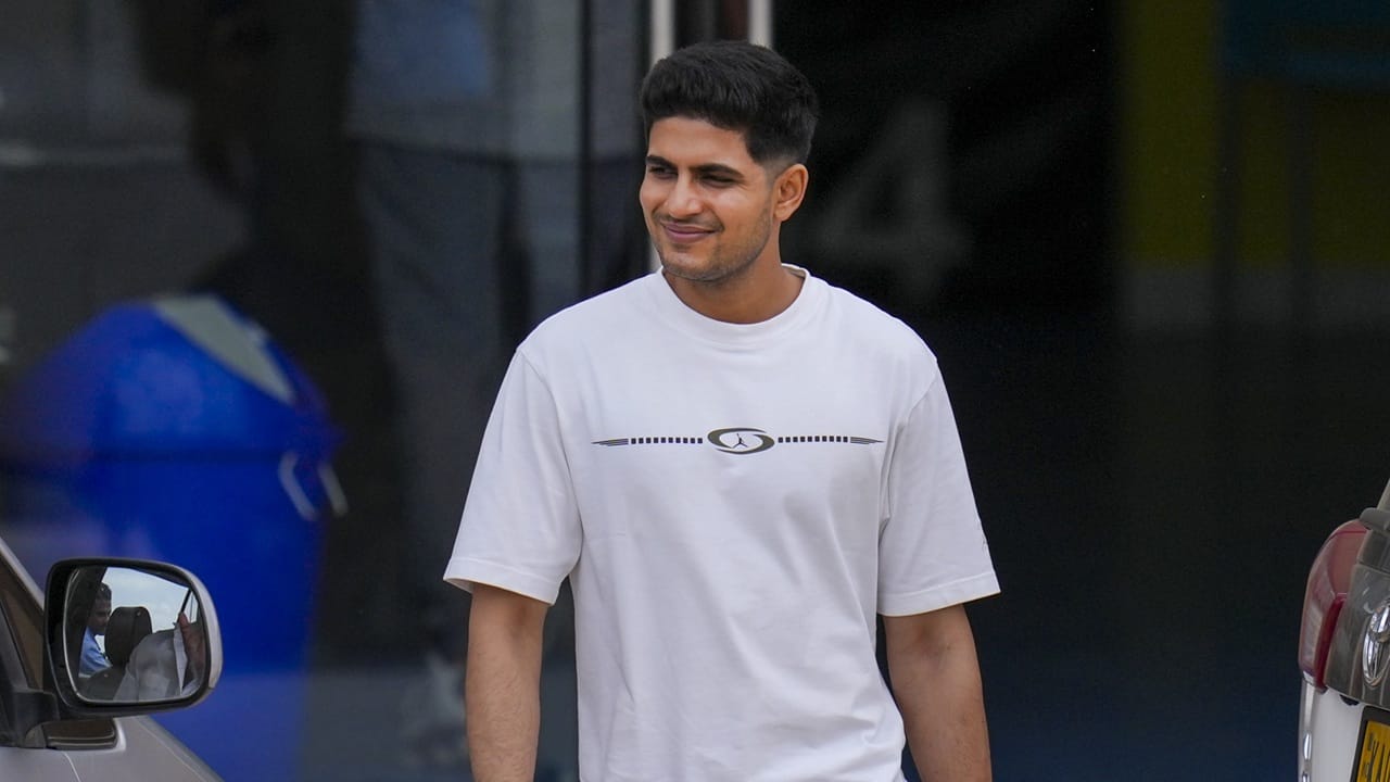 ഗില്ലിനെതിരെ സോഷ്യല്‍ മീഡിയയിലടക്കം രൂക്ഷവിമര്‍ശനമാണ് ഉയരുന്നത്. സൂപ്പര്‍ ഫോര്‍ മത്സരങ്ങളില്‍ താരത്തെ മാറ്റനിര്‍ത്തണമെനന്ന് അഭിപ്രായപ്പെടുന്നവരുമുണ്ട്. എന്നാല്‍ അതിന് സാധ്യതയില്ല. വിന്നിങ് കോമ്പിനേഷനില്‍ അഴിച്ചുപണി നടത്താന്‍ ടീം മാനേജ്‌മെന്റ് മുതിരില്ല. മാത്രമല്ല, ഗില്‍ വൈസ് ക്യാപ്റ്റന്‍ കൂടിയാണ് (Image Credits: PTI)