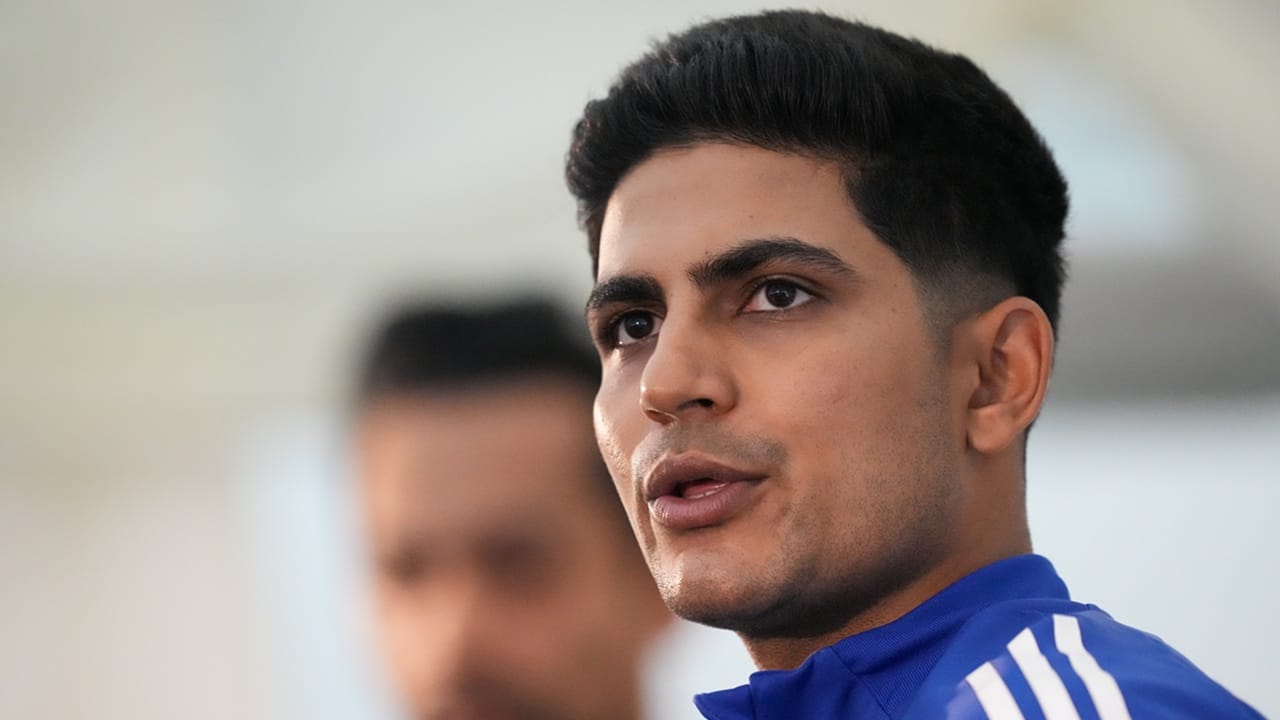 ഓപ്പണറായി നന്നായി കളിച്ചിരുന്ന സഞ്ജു സാംസണ് പകരം ഗില്‍ ആ സ്ഥാനത്തേക്കുമെത്തി. അത്ര പരിചിതമല്ലാത്ത അഞ്ചാം നമ്പറിലേക്ക് ഗില്ലിന് വേണ്ടി സഞ്ജുവിന് വഴി മാറേണ്ടിയും വന്നു. ഗില്ലിന് ഇന്ത്യന്‍ ടീം കൊടുക്കുന്ന പരിഗണനയെക്കുറിച്ച് പ്രതികരിച്ച് മുന്‍താരം അജയ് ജഡേജ രംഗത്തെത്തി  (Image Credits: PTI)