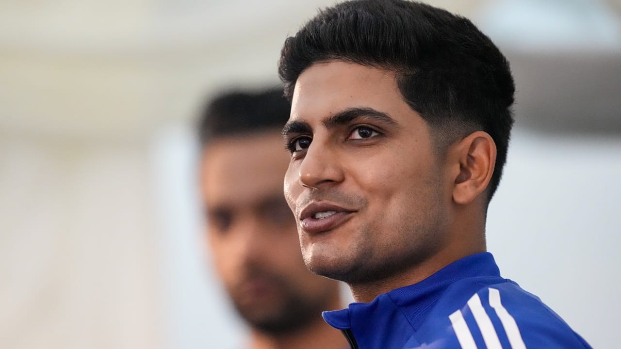 സൂപ്പര്‍ ഫോറിന് ഒരുങ്ങുന്ന ഇന്ത്യയ്ക്ക് ഗില്ലിന്റെ മോശം ഫോം തലവേദനയാവുകയാണ്. സഞ്ജു സാംസണിന്റെ ഓപ്പണിങ് പൊസിഷനില്‍ നിന്ന് മാറ്റിയും, യശ്വസി ജയ്‌സ്വാളിനെ ഒഴിവാക്കിയുമാണ് ഗില്ലിനെ ആ സ്ഥാനത്തേക്ക് എത്തിച്ചത്. എന്നാല്‍ ഗില്ലിനെക്കാളും നല്ലത് ജയ്‌സ്വാളും സഞ്ജുവുമാണെന്ന് ആരാധകര്‍ പറയുന്നു (Image Credits: PTI)