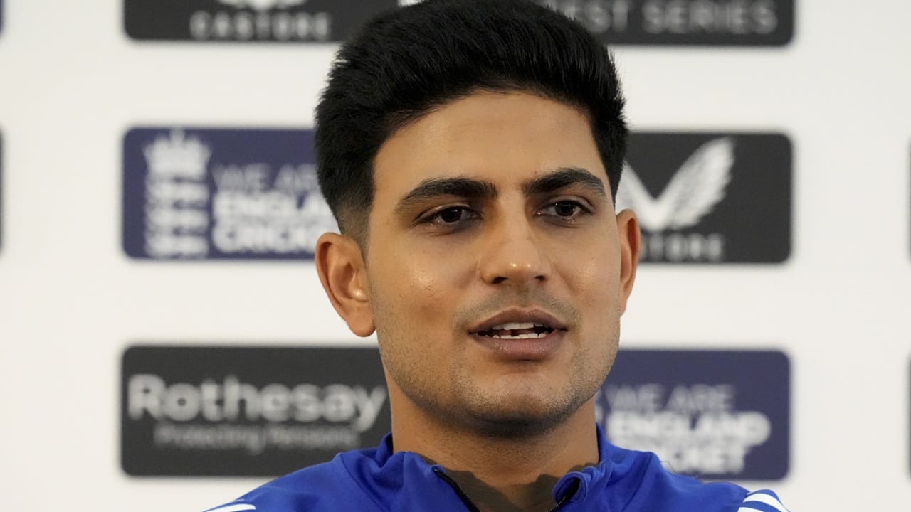 ഗില്ലിനെക്കറിച്ച് എല്ലാവര്‍ക്കും വലിയ പ്രതീക്ഷകളുണ്ടെന്ന് അജയ് ജഡേജ പറഞ്ഞു. അദ്ദേഹത്തിന് പ്രത്യേകം ടാലന്റുണ്ട്. യശ്വസി ജയ്‌സ്വാളിനും, സഞ്ജുവിനും മുമ്പായി ഗില്ലിനെ തിരഞ്ഞെടുത്തെങ്കില്‍, അദ്ദേഹത്തിന് എത്രത്തോളം പ്രിവിലേജാണ് ലഭിക്കുന്നതെന്ന് ഊഹിക്കാവുന്നതേയുള്ളൂവെന്ന് ജഡേജ വ്യക്തമാക്കി  (Image Credits: PTI)