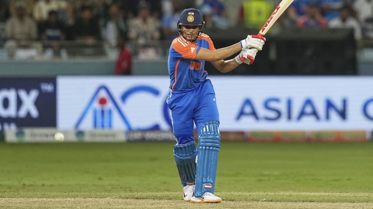 എന്നാല്‍ സഹ ഓപ്പണറും വൈസ് ക്യാപ്റ്റനുമായ ശുഭ്മാന്‍ ഗില്ലിന് ഇന്ന് വിശ്രമം അനുവദിക്കാന്‍ നേരിയ സാധ്യതയുണ്ട്. ഏഷ്യാ കപ്പിന് ശേഷം നടക്കുന്ന വെസ്റ്റ് ഇന്‍ഡീസിനെതിരായ ടെസ്റ്റ് പരമ്പരയില്‍ ഗില്ലാണ് ക്യാപ്റ്റന്‍. വര്‍ക്ക്‌ലോഡ് പരിഗണിച്ച് താരത്തിന് ഇന്ന് വിശ്രമം അനുവദിച്ചേക്കാം (Image Credits: PTI)