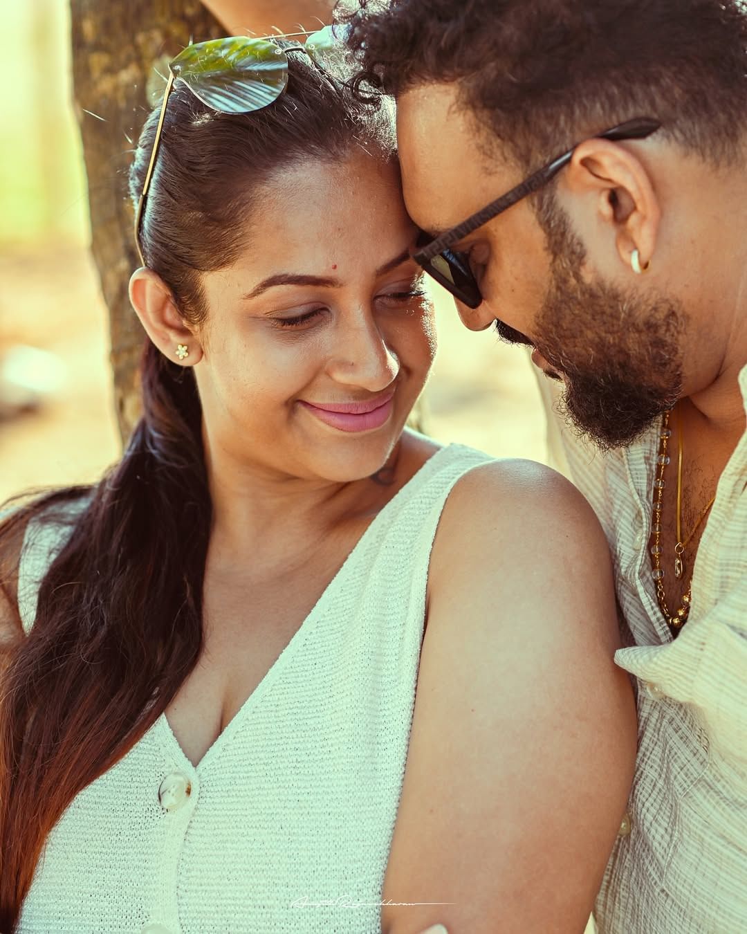 മലയാളികൾക്ക് ഏറെ സുപരിചിതയാണ് സൗഭാഗ്യ വെങ്കിടേഷ്. ടിക്ക് ടോക്കിലൂടെ ആരാധകരെ കയ്യിലെടുത്ത താരം പിന്നീട് ഇൻസ്റ്റഗ്രാമിലും യുട്യൂബിലും സജീവമായി. ഇന്ന് നിരവധി ഫോളോവേഴ്സുള്ള യുട്യൂബറും നൃത്ത അധ്യാപികയും നടിയുമെല്ലാമാണ് സൗഭാഗ്യ. (Image Credits:Instagram)