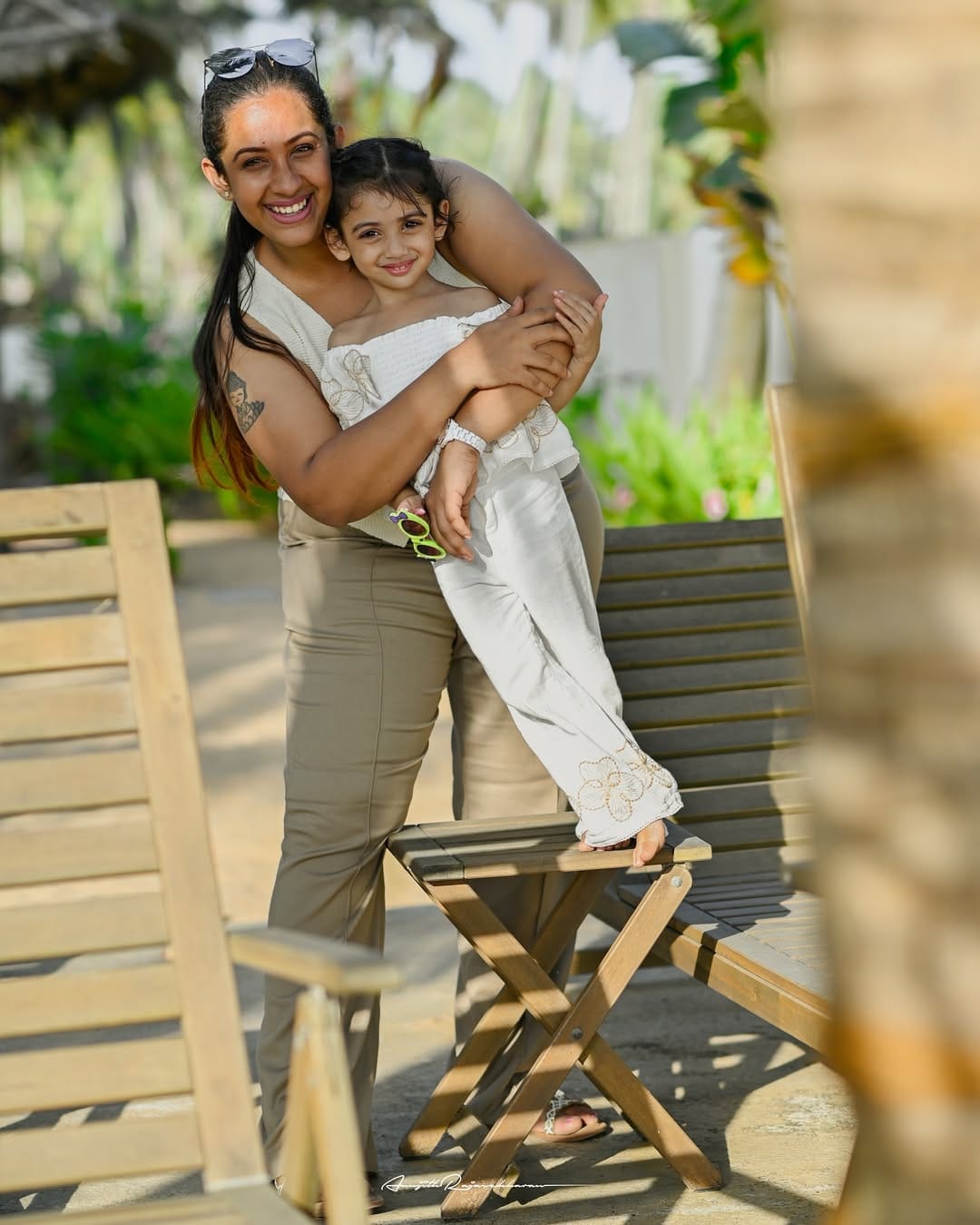 സഹോദരന്റെ ഭാര്യ മരിച്ചുവെന്നും അവരുടെ മക്കളെ തങ്ങളാണ് നോക്കുന്നത് എന്നാണ് സൗഭാ​ഗ്യ പറയുന്നത്.
 ചേട്ടന്റെ മകൾ അനുമോൾ തനിക്ക് വളരെ പ്രിയപ്പെട്ട കുട്ടിയാണ്.അനുവിനെ ആരായാലും നന്നായി സ്നേഹിക്കും. അവൾ തങ്കം പോലൊരു കുട്ടിയാണെന്നും സൗഭാ​ഗ്യ പറയുന്നു. 