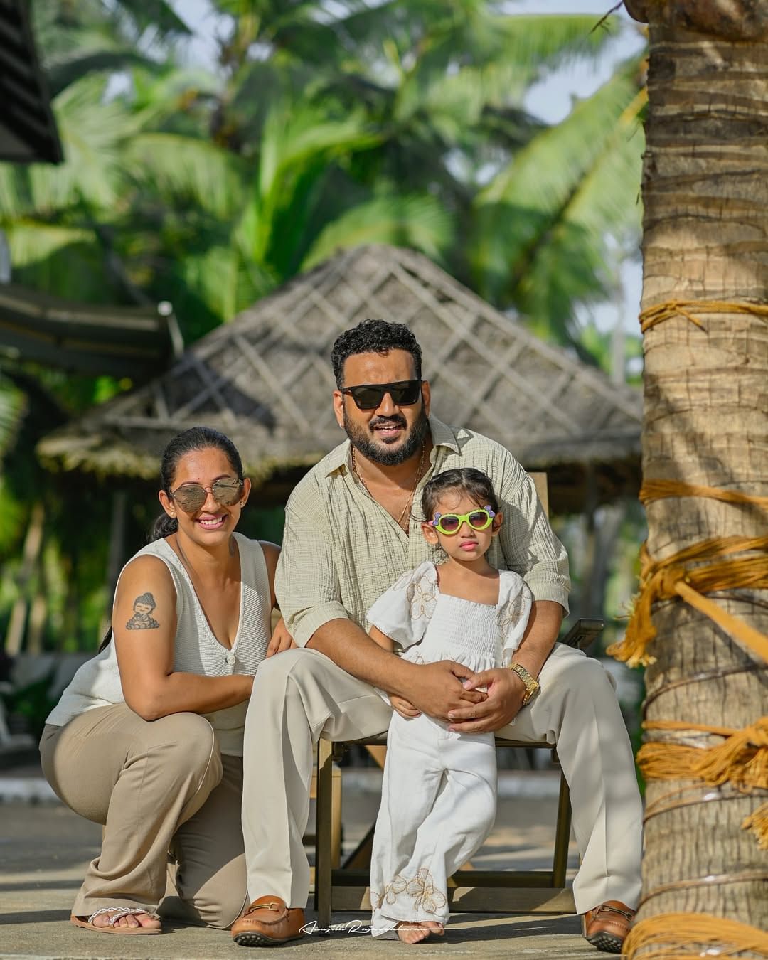 ഭർത്താവ് അർജുനും മകൾ  സുധാപ്പൂ എന്ന് വിളിക്കുന്ന സുദർശനയ്ക്കും ആരാധകർ ഏറെയാണ്. ഇപ്പോഴിതാ തങ്ങൾക്ക് ഒരു കുഞ്ഞ് മതിയെന്ന് പറയുകയാണ് സൗഭാഗ്യ. മെയിൻ സ്ട്രീം വണ്ണിന് നൽകിയ അഭിമുഖത്തിലായിരുന്നു പ്രതികരണം. ഒരു കുഞ്ഞിനെ മര്യാദയ്ക്ക് വളർത്തുക എന്നതാണ് ഇപ്പോൾ തങ്ങളുടെ ചിന്തയെന്നാണ് താരം പറയുന്നത്.