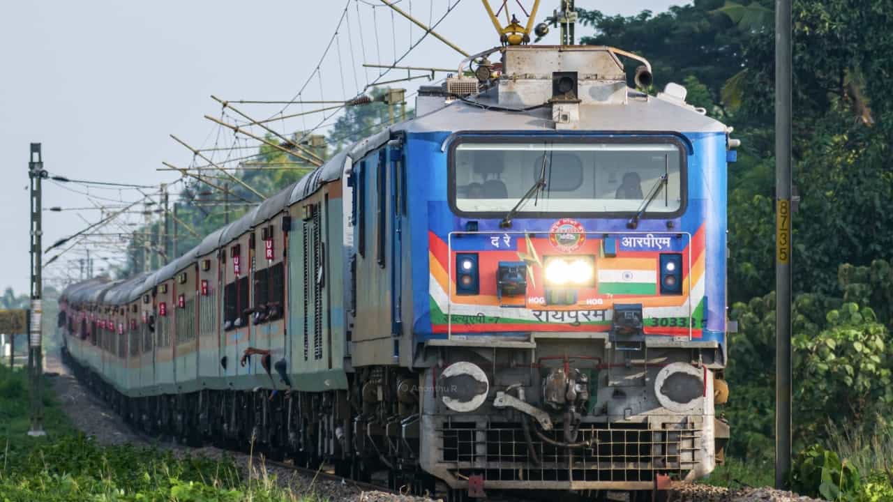 Railway Update: പ്രത്യേക ട്രെയിനുകളും സർവീസ് ദീർഘിപ്പിക്കലും; പൂജ, ദീപാവലി ആഘോഷങ്ങളിൽ ആവേശത്തോടെ റെയിൽവേ