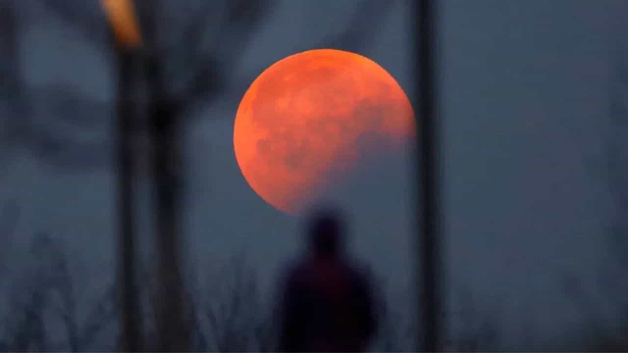 UAE Supermoon: യുഎഇയുടെ ആകാശം നിറയെ സൂപ്പര്‍മൂണുകളും ഉല്‍ക്കാവര്‍ഷങ്ങളും; എപ്പോള്‍ എവിടെ കാണാം?