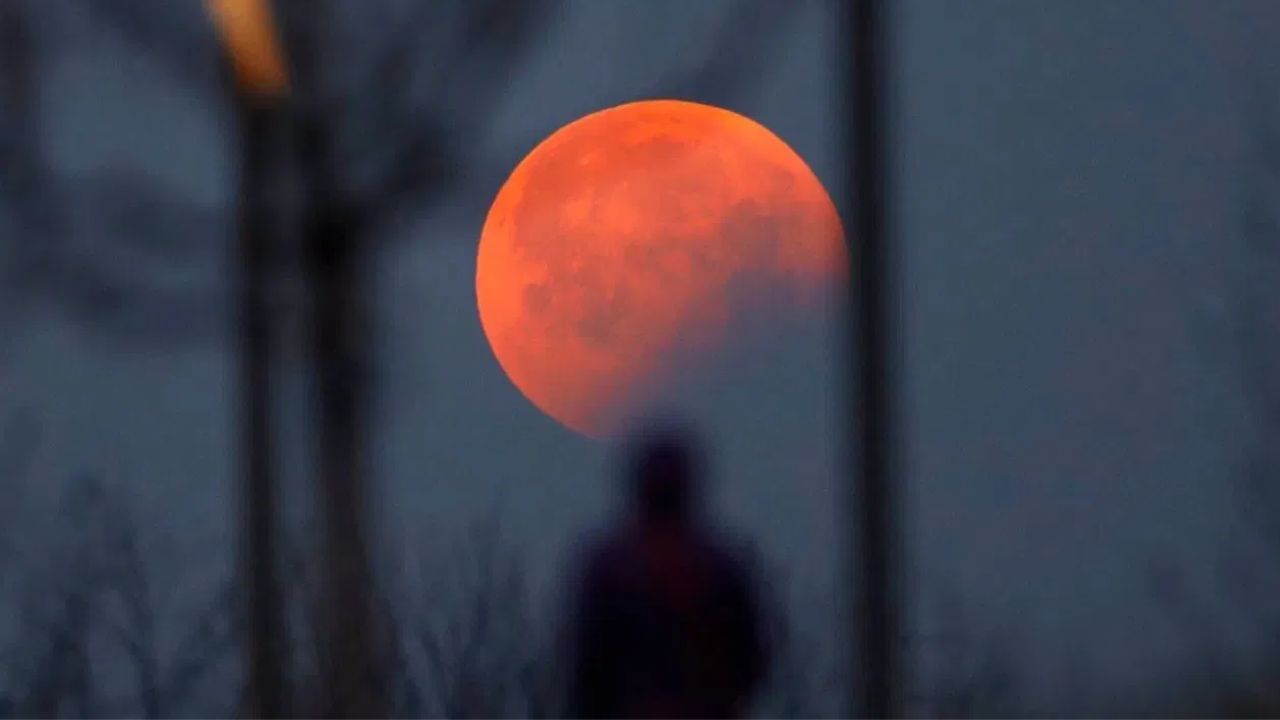 UAE Supermoon: യുഎഇയുടെ ആകാശം നിറയെ സൂപ്പര്‍മൂണുകളും ഉല്‍ക്കാവര്‍ഷങ്ങളും; എപ്പോള്‍ എവിടെ കാണാം?