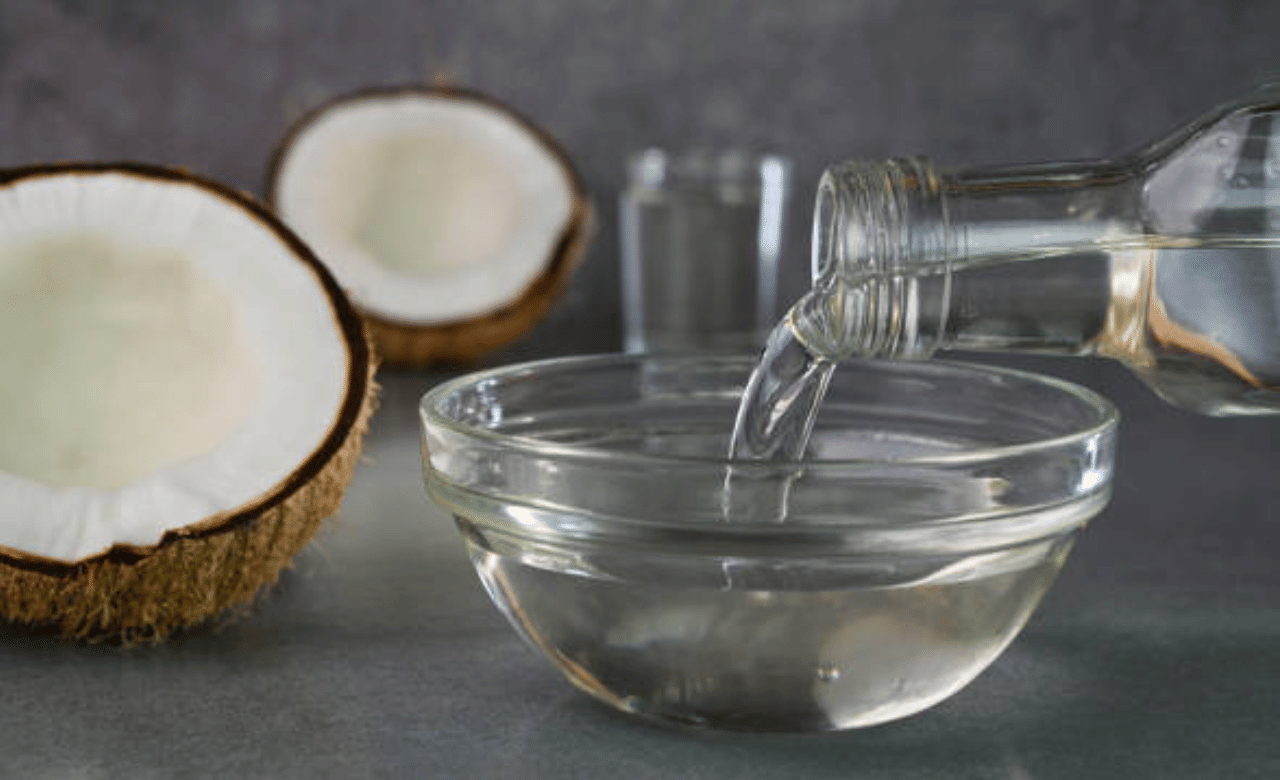 ഓണക്കാലം കഴിഞ്ഞതോടെ വെളിച്ചെണ്ണ വില ഉയരുകയാണ്. തമിഴ്നാട്ടില്‍ നിന്നുള്ള കൊപ്ര വരവ് കുറഞ്ഞതാണ് വീണ്ടും വില ഉയരാനുള്ള കാരണമായി വ്യാപാരികൾ ചൂണ്ടിക്കാട്ടിയത്. (Image Credit: Getty Images)