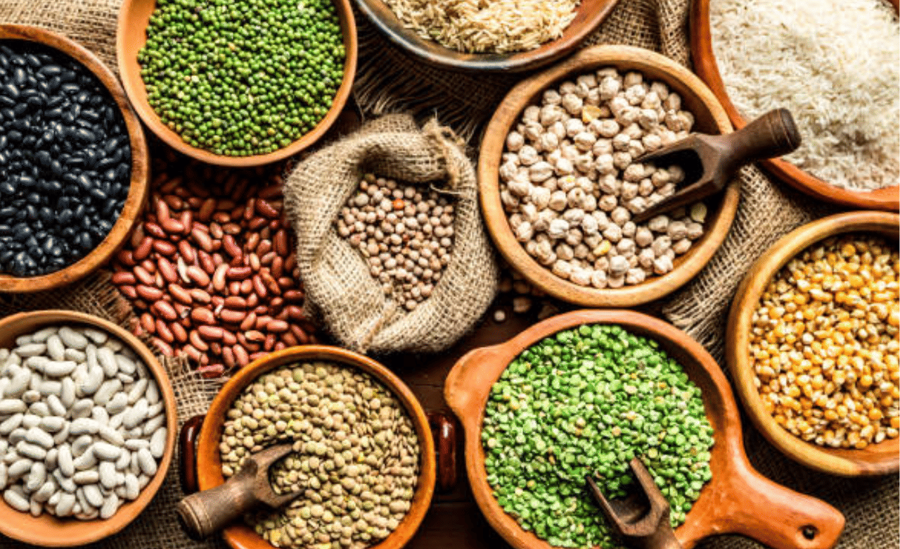 വെളിച്ചെണ്ണ കൂടാതെ തുവര പരിപ്പ്, ചെറുപയർ എന്നിവയുടെ വിലയിലും മാറ്റമുണ്ടാകും. തുവര പരിപ്പിന്റെ വില കിലോഗ്രാമിന് 93 രൂപയിൽ നിന്ന് 88 രൂപയായും ചെറുപയറിന്റെ വില 90 രൂപയിൽ നിന്ന് 85 രൂപയായി കുറയും. (Image Credit: Getty Images)