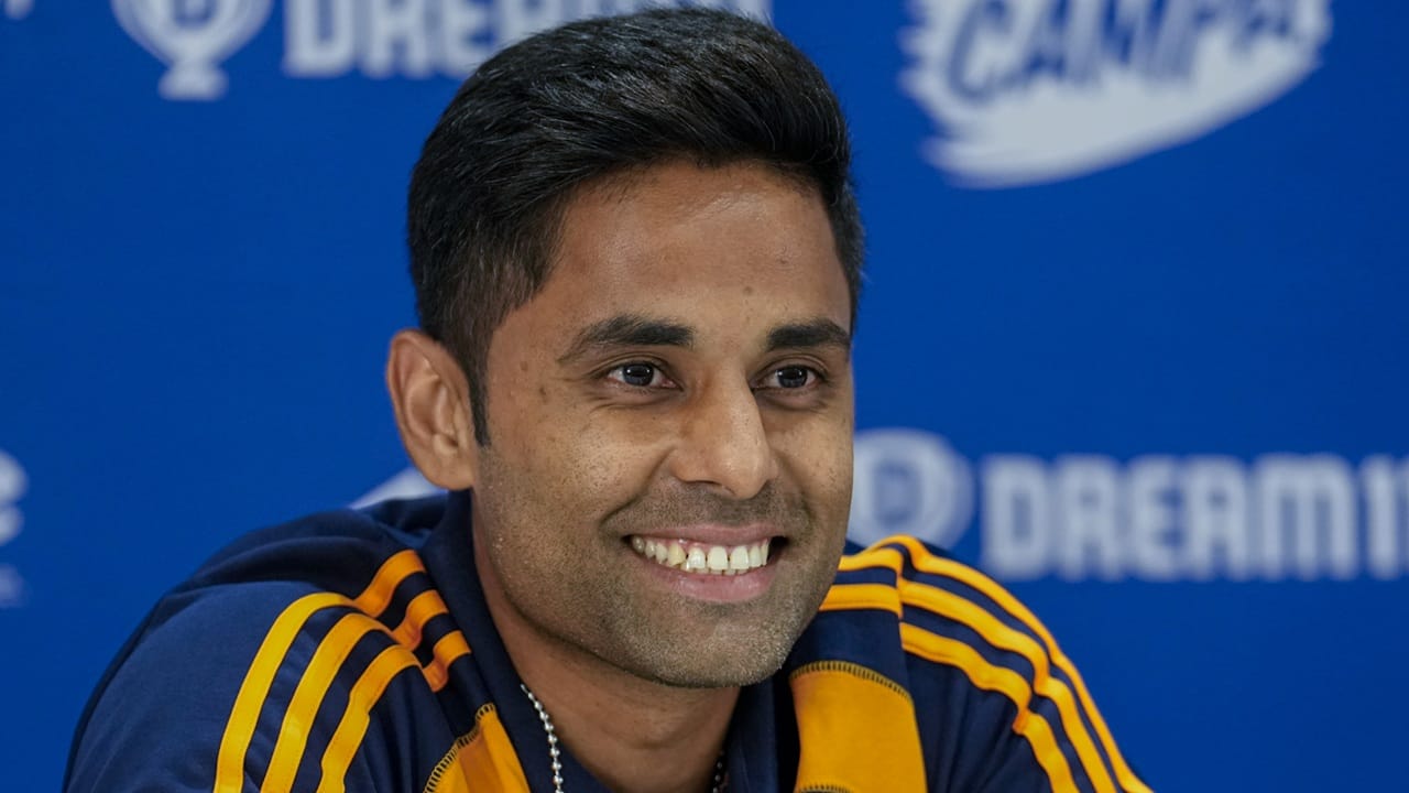 മൂന്ന്, നാല് സ്ഥാനങ്ങളില്‍ ക്യാപ്റ്റന്‍ സൂര്യകുമാര്‍ യാദവും, തിലക് വര്‍മയും ബാറ്റ് ചെയ്യും. തുടര്‍ന്ന് സഞ്ജു സാംസണ്‍ ബാറ്റിങിന് എത്തും. ഗില്‍ കളിച്ചില്ലെങ്കില്‍ സഞ്ജു ഓപ്പണറാകാം. അങ്ങനെയെങ്കില്‍ റിങ്കു സിങോ, ജിതേഷ് ശര്‍മയോ പ്ലേയിങ് ഇലവനില്‍ എത്തിയേക്കാം  (Image Credits: PTI)