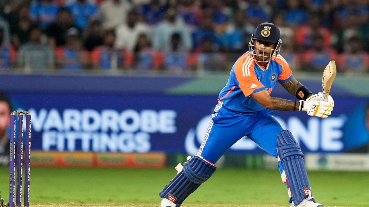 പാകിസ്ഥാനെതിരായ ഗ്രൂപ്പ് സ്റ്റേജ് മത്സരത്തില്‍ പുറത്താകാതെ 37 പന്തില്‍ 47 റണ്‍സെടുത്തു. യുഎഇയ്‌ക്കെതിരെ പുറത്താകാതെ രണ്ട് പന്തില്‍ ഏഴ് റണ്‍സെടുത്തു. സൂപ്പര്‍ ഓവറിലെ റണ്‍സ് മാറ്റി നിര്‍ത്തിയാല്‍ സൂര്യകുമാര്‍ നേടിയത് 72 റണ്‍സ് മാത്രം (Image Credits: PTI)