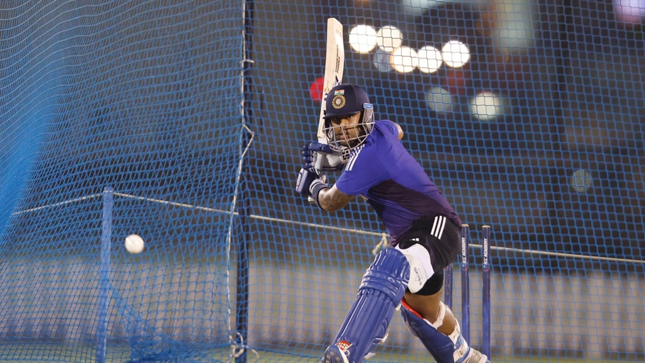 ക്യാപ്റ്റന്‍ സൂര്യകുമാര്‍ യാദവിന് വിശ്രമം അനുവദിച്ചേക്കുമെന്ന് അഭ്യൂഹമുണ്ട്. ഏഷ്യാ കപ്പിന് മുമ്പ് താരം ഒരു ശസ്ത്രക്രിയയ്ക്ക് വിധേയനായിരുന്നു. തുടര്‍ന്ന് കായികക്ഷമത വീണ്ടെടുത്ത് താരം ഏഷ്യാ കപ്പിനെത്തിയെങ്കിലും, അപ്രസക്തമായ ഇന്നത്തെ മത്സരത്തില്‍ സൂര്യക്ക് വിശ്രമം അനുവദിക്കാനിടയുണ്ട്. സൂര്യയ്ക്ക് വിശ്രമം അനുവദിച്ചാല്‍ റിങ്കു സിങ്, ജിതേഷ് ശര്‍മ എന്നിവരില്‍ ആരെങ്കിലും പ്ലേയിങ് ഇലവനിലെത്തും  (Image Credits: facebook.com/IndianCricketTeam)  