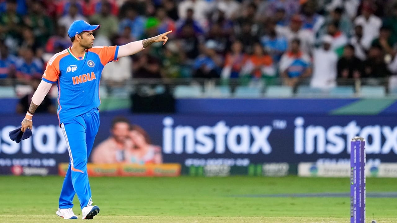 പാകിസ്ഥാനെതിരായ ഫൈനലില്‍ ഒരു റണ്‍സ് മാത്രമാണ് സൂര്യ നേടിയത്. ശ്രീലങ്കയ്‌ക്കെതിരായ സൂപ്പര്‍ ഫോറില്‍ നേടിയത് 12 റണ്‍സ്. സൂപ്പര്‍ ഓവറില്‍ പുറത്താകാതെ മൂന്ന് റണ്‍സെടുത്തു (Image Credits: PTI)