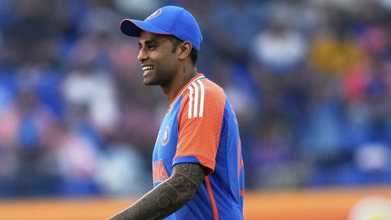 വണ്‍ ഡൗണായി ക്യാപ്റ്റന്‍ സൂര്യകുമാര്‍ യാദവെത്തും. നാലാം സ്ഥാനത്ത് തിലക് വര്‍മയും കളിക്കും. വിന്നിങ് കോമ്പിനേഷനില്‍ പൊളിച്ചുപണി നടത്തിയില്ലെങ്കില്‍ സഞ്ജു അഞ്ചാമത് തുടരും. ഇതുവരെ അവസരം ലഭിക്കാത്ത റിങ്കു സിങ് ഇന്ന് കളിക്കാന്‍ സാധ്യതയുണ്ട്. അങ്ങനെയെങ്കില്‍ തിലക് വര്‍മയെ ഇന്ന് മാറ്റി നിര്‍ത്തേണ്ടി വരും. തിലക് കളിച്ചില്ലെങ്കില്‍ സഞ്ജു നാലാം നമ്പറിലും, റിങ്കു അഞ്ചാമതും കളിക്കാനാണ് സാധ്യത  (Image Credits: PTI)