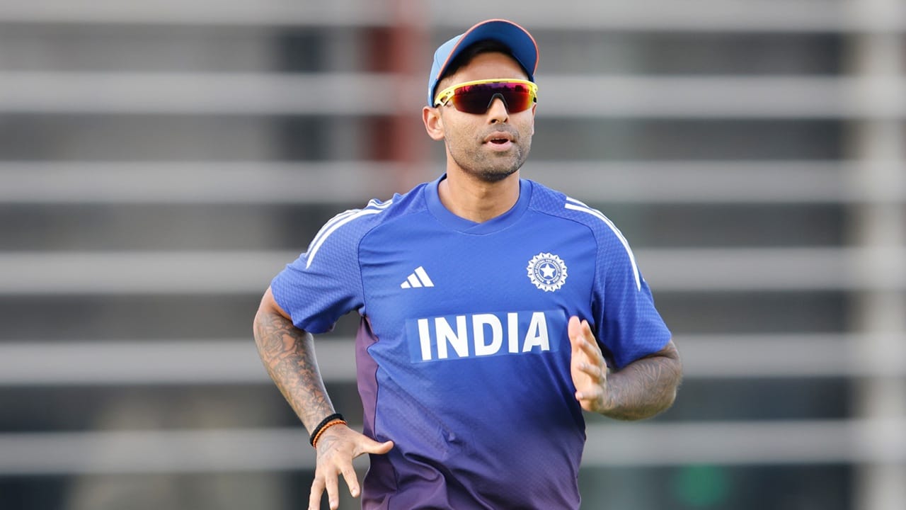 ഏഷ്യാ കപ്പിന് മുന്നോടിയായുള്ള പരിശീലനത്തിലാണ് സൂര്യകുമാര് യാദവിന്റെ നേതൃത്വത്തിലുള്ള ഇന്ത്യന് ടീം. ഇത്തവണ സ്പോണ്സര്മാരുടെ പേരില്ലാത്ത ജഴ്സിയാണ് ഇന്ത്യന് ടീം ധരിക്കുക (facebook.com/IndianCricketTeam)