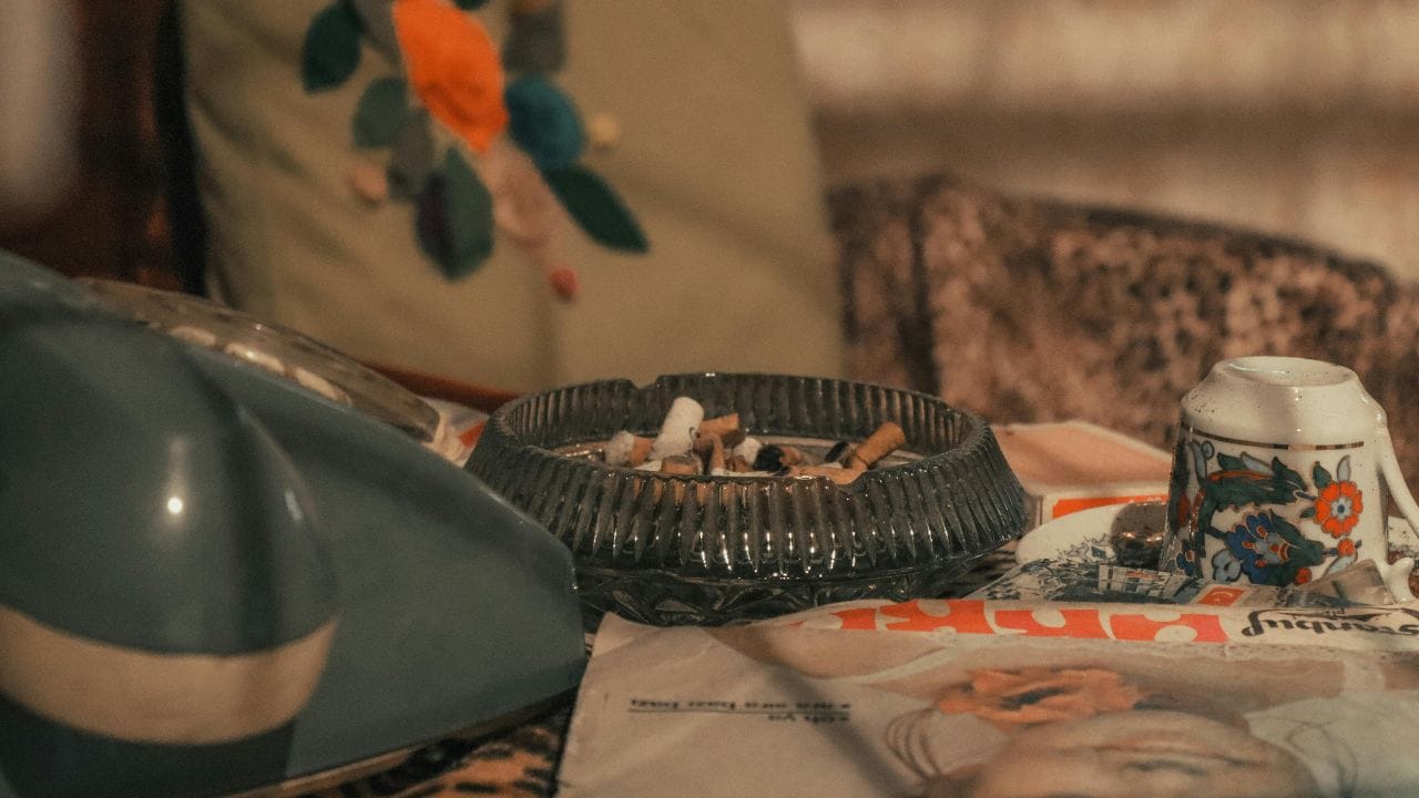  പുകവലി പുരുഷന്മാരിലും സ്ത്രീകളിലും വന്ധ്യതയ്ക്കും ലൈംഗികശേഷിക്കുറവിനും കാരണമായേക്കും. അതുപോലെ തന്നെ, ചായയിലെ കഫീൻ ശരീരത്തിലെ ഹോർമോൺ സന്തുലിതാവസ്ഥയെ തകരാറിലാക്കുകയും ചെയ്യും. (Image Credits: Pexels)  