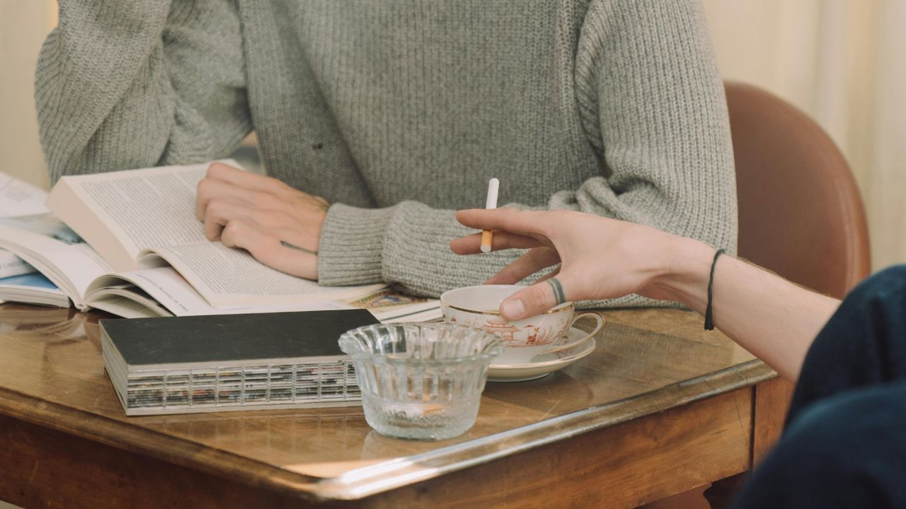 ചൂട് ചായയ്ക്കൊപ്പം സിഗരറ്റ് വലിക്കുന്നത് അന്നനാളത്തിൽ കാൻസർ വരാനുള്ള സാധ്യത വർധിപ്പിക്കുന്നു. ചൂട് ചായ കുടിക്കുമ്പോൾ അന്നനാളത്തിന്റെ ഉൾഭാഗങ്ങളിൽ ചെറിയ മുറിവുകൾ ഉണ്ടാകാം. ഇതിനൊപ്പം സിഗററ്റിലെ വിഷവസ്തുക്കൾ കൂടി ചേരുമ്പോൾ അന്നനാളത്തിലെ കോശങ്ങളെ ഇത് നശിപ്പിക്കും. കൂടാതെ, ഈ ശീലം ശ്വാസകോശ അർബുദത്തിനും തൊണ്ടയിലെ ക്യാന്സറിനും കാരണമാകും. (Image Credits: Pexels)