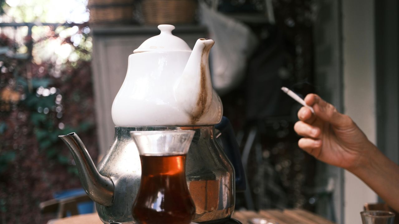 പുകയിലയിലെ നിക്കോട്ടിനും ചായയിലെ കഫീനും ഹൃദയമിടിപ്പും രക്തസമ്മർദ്ദവും കൂട്ടുന്നവയാണ്. അതിനാൽ, ചായയ്‌ക്കൊപ്പം സിഗരറ്റ് വലിക്കുന്നത് ഹൃദയാഘാതത്തിനും മറ്റ് ഹൃദയസംബന്ധമായ രോഗങ്ങൾക്കും കാരണമാകും. (Image Credits: Pexels)