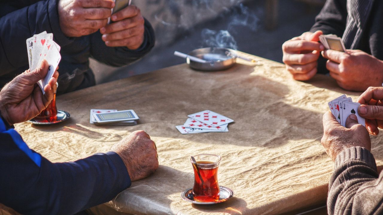 നിക്കോട്ടിൻ, കഫീൻ എന്നിവ രക്തക്കുഴലുകളെ ചുരുക്കി രക്തസമ്മർദ്ദം വർദ്ധിപ്പിക്കുകയും ധമനികളിലെ രക്തയോട്ടം തടയുകയും പക്ഷാഘാതത്തിന് കാരണമാവുകയും ചെയ്യുന്നു. (Image Credits: Pexels)