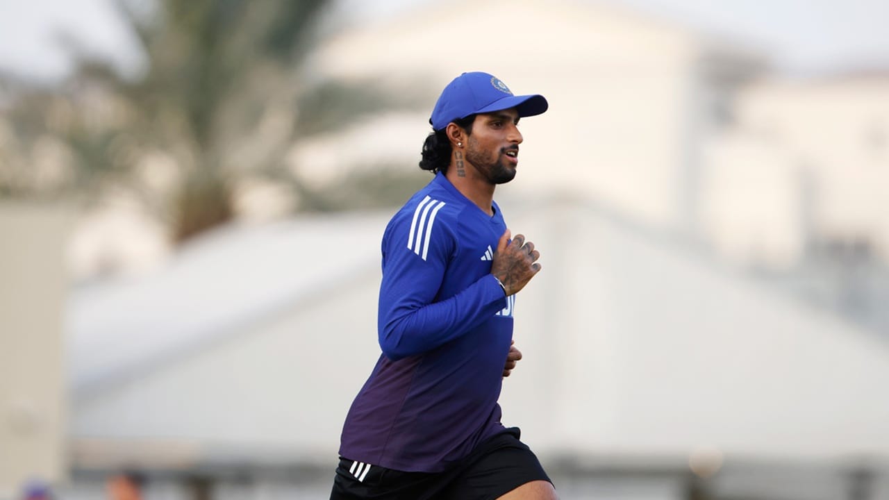 എന്നാല് സ്പോണ്സറില്ലെങ്കിലും ജഴ്സിയുടെ ഐശ്വര്യം ഒട്ടും കുറഞ്ഞിട്ടില്ലെന്നാണ് ആരാധകരുടെ അഭിപ്രായം. സ്പോണ്സറുടെ പേരും ലോഗോയുമില്ലാതെ, 'ഇന്ത്യ' എന്ന പേര് കൂടുതല് വ്യക്തമായി കാണാന് പറ്റുന്നതാണ് ഭംഗിയെന്ന് ചിലര് കമന്റ് ചെയ്യുന്നു (facebook.com/IndianCricketTeam)