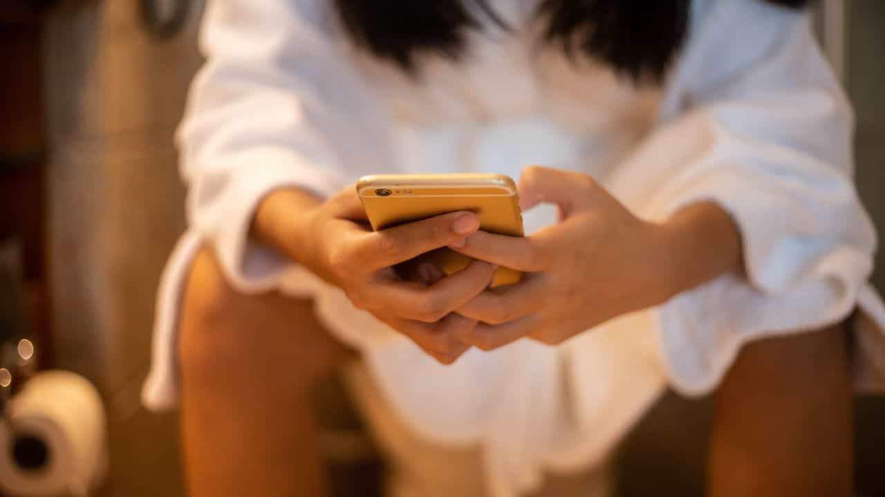 Toilet Scrolling: ടോയ്‌ലറ്റിലിരുന്ന് റീൽ കാണാറുണ്ടോ? കാത്തിരിക്കുന്നത് വലിയ അപകടങ്ങൾ; മുന്നറിയിപ്പുമായി ഗ്യാസ്ട്രോഎൻട്രോളജിസ്റ്റ്