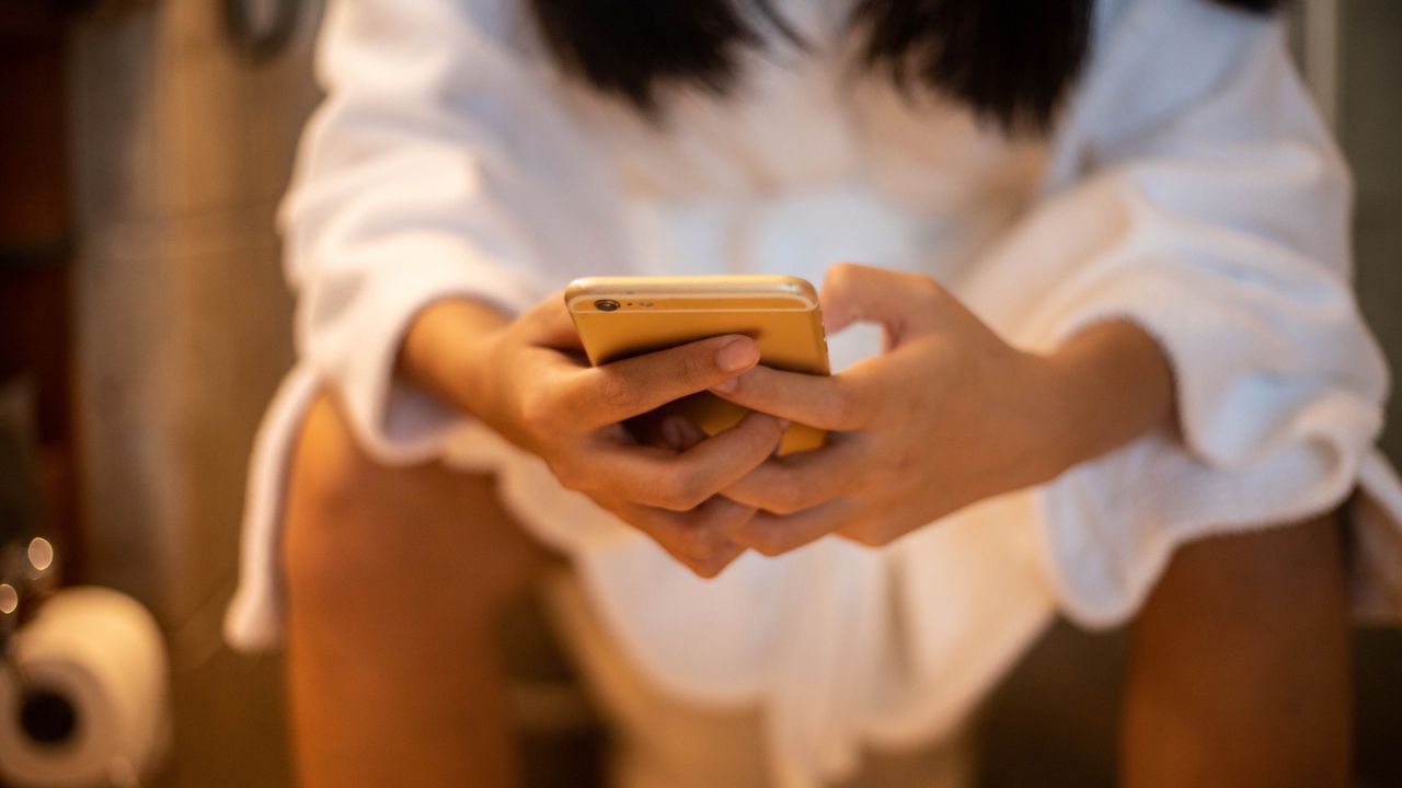 Toilet Scrolling: ടോയ്‌ലറ്റിലിരുന്ന് റീൽ കാണാറുണ്ടോ? കാത്തിരിക്കുന്നത് വലിയ അപകടങ്ങൾ; മുന്നറിയിപ്പുമായി ഗ്യാസ്ട്രോഎൻട്രോളജിസ്റ്റ്