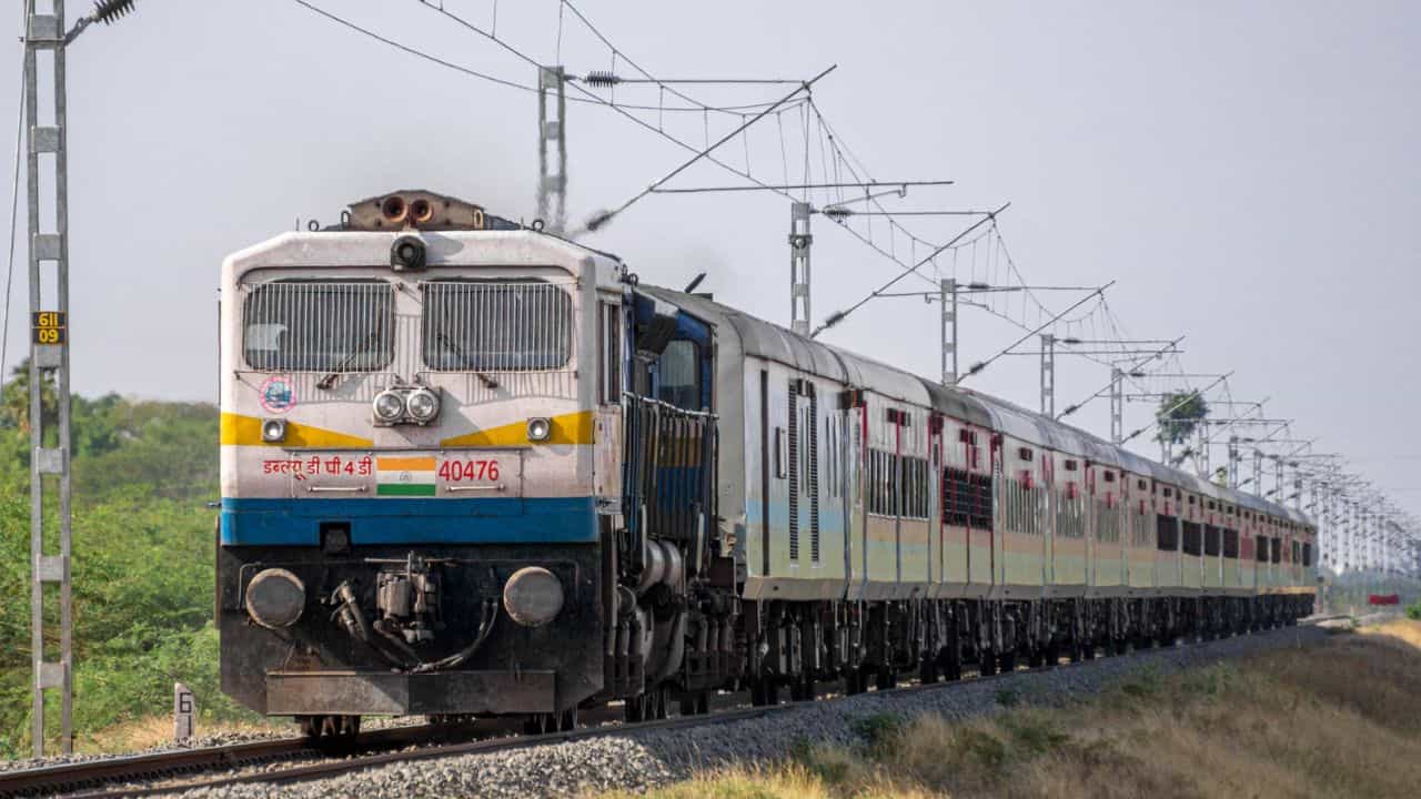 Railway Updates : ഉത്സവ സീസണിലെ തിരക്ക് കുറയ്ക്കാൻ തിരുവനന്തപുരത്ത് നിന്നും മുംബൈയിലേക്ക് ട്രെയിൻ; ബുക്കിങ് ആരംഭിച്ചു