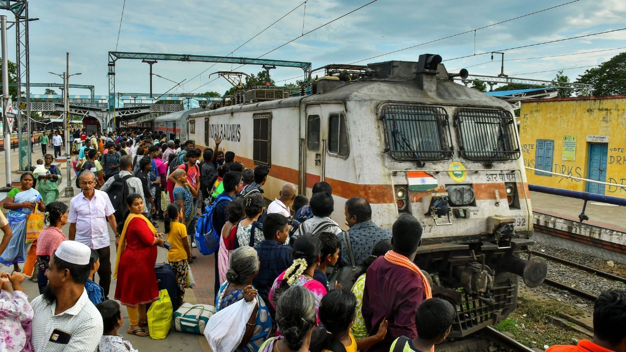 Aadhaar Train Ticket Booking : തത്ക്കാലിന് മാത്രമല്ല, ഇനി ആദ്യ 15 മിനിറ്റിനുള്ളിൽ ഓൺലൈനിലൂടെ ടിക്കറ്റ് ബുക്ക് ചെയ്യാൻ ആധാർ നിർബന്ധം