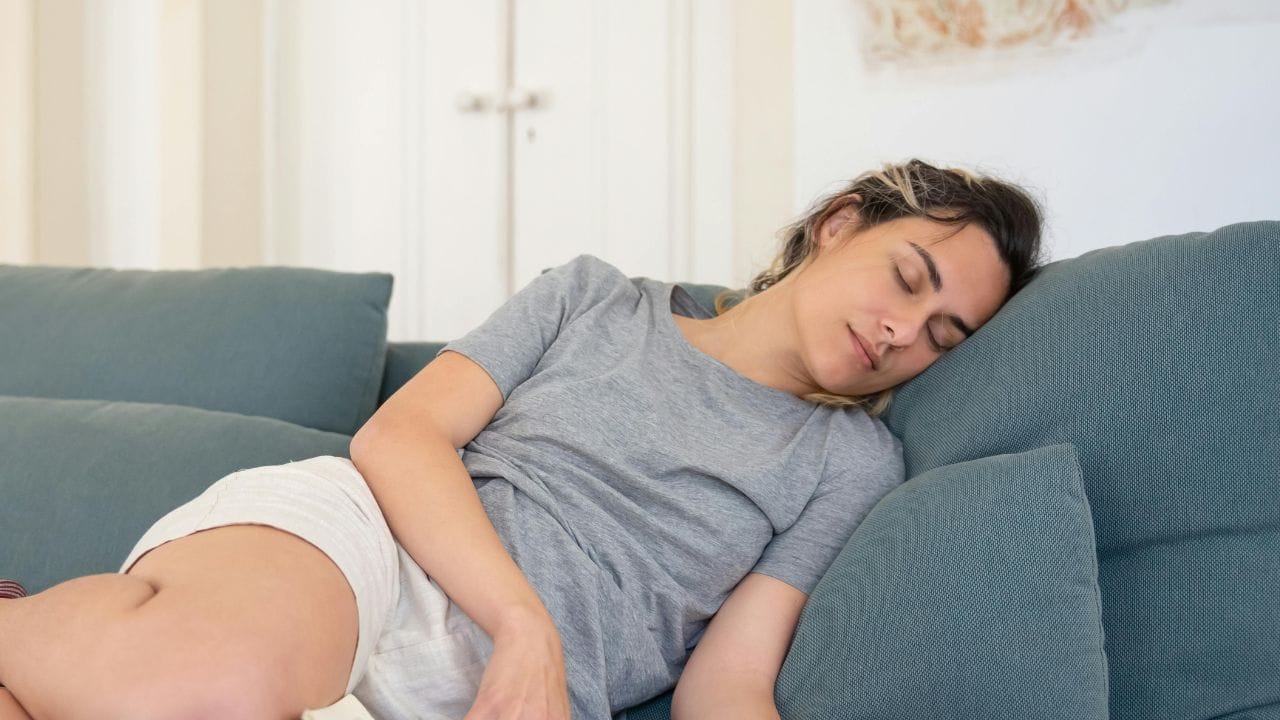 ഇരുന്ന് ഉറങ്ങുന്ന പലർക്കും കിടന്നാൽ ഉറക്കം പോകും. ഇതിനെല്ലാം പിന്നിൽ ചില ശാരീരിക, മാനസിക, പാരിസ്ഥിതിക കാരണങ്ങളുണ്ടെന്നാണ് വിദഗ്ധർ പറയുന്നത്. സോഫയുടെ മൃദുലമായ ഘടന സുഖപ്രദമായ അനുഭവമാണ് നമുക്ക് നൽകുന്നത്. (Image Credits: Pexels)