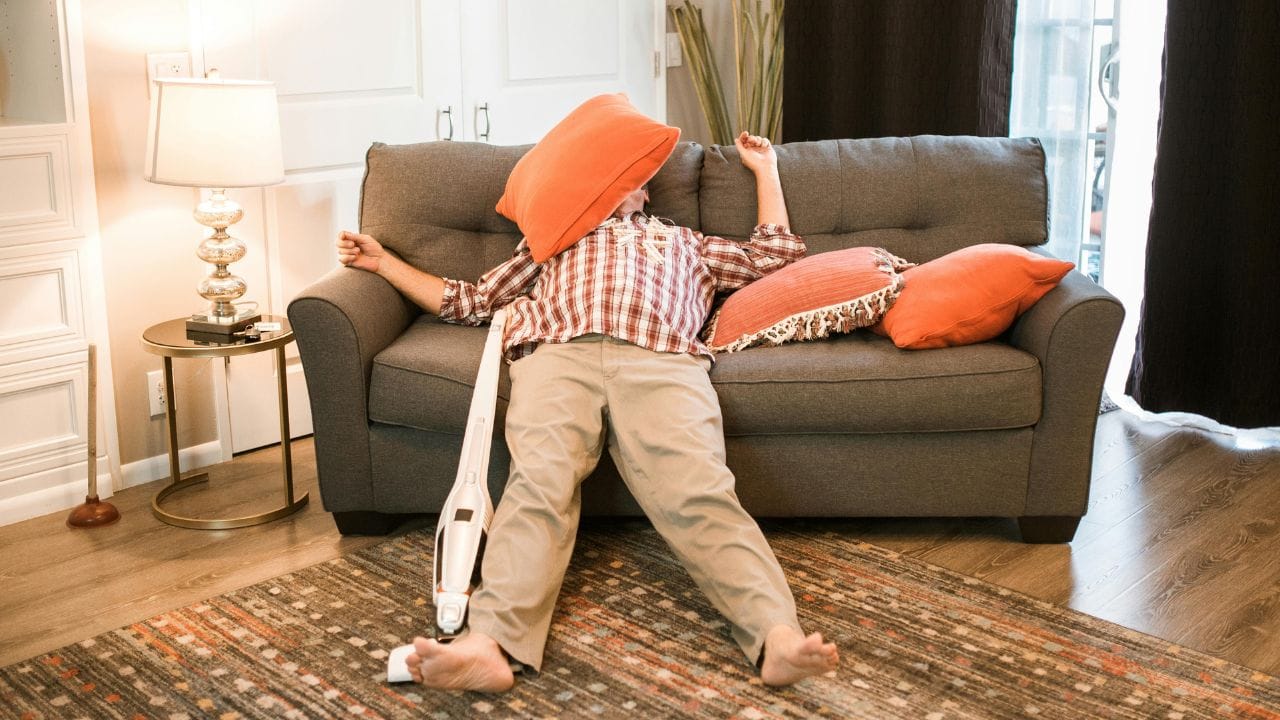 അതുകൊണ്ട് തന്നെ, സോഫയിൽ വിശ്രമിക്കുന്ന സമയത്ത് ഉറങ്ങണം എന്ന് കരുതിയിലെങ്കിൽ പോലും അറിയാതെ ഉറങ്ങി പോകുന്നു. സോഫയുടെ മൃദുലമായ ഘടനയും ടിവിയുടെ പഞ്ചാത്തല ശബ്ദവുമൊക്കെ ഉറക്കത്തെ പ്രോത്സാഹിപ്പിക്കും. അതേസമയം, കിടക്ക നമുക്ക് ചിലപ്പോൾ വിശ്രമം കുറഞ്ഞ ഇടമായി തോന്നിയേക്കാം. (Image Credits: Pexels)