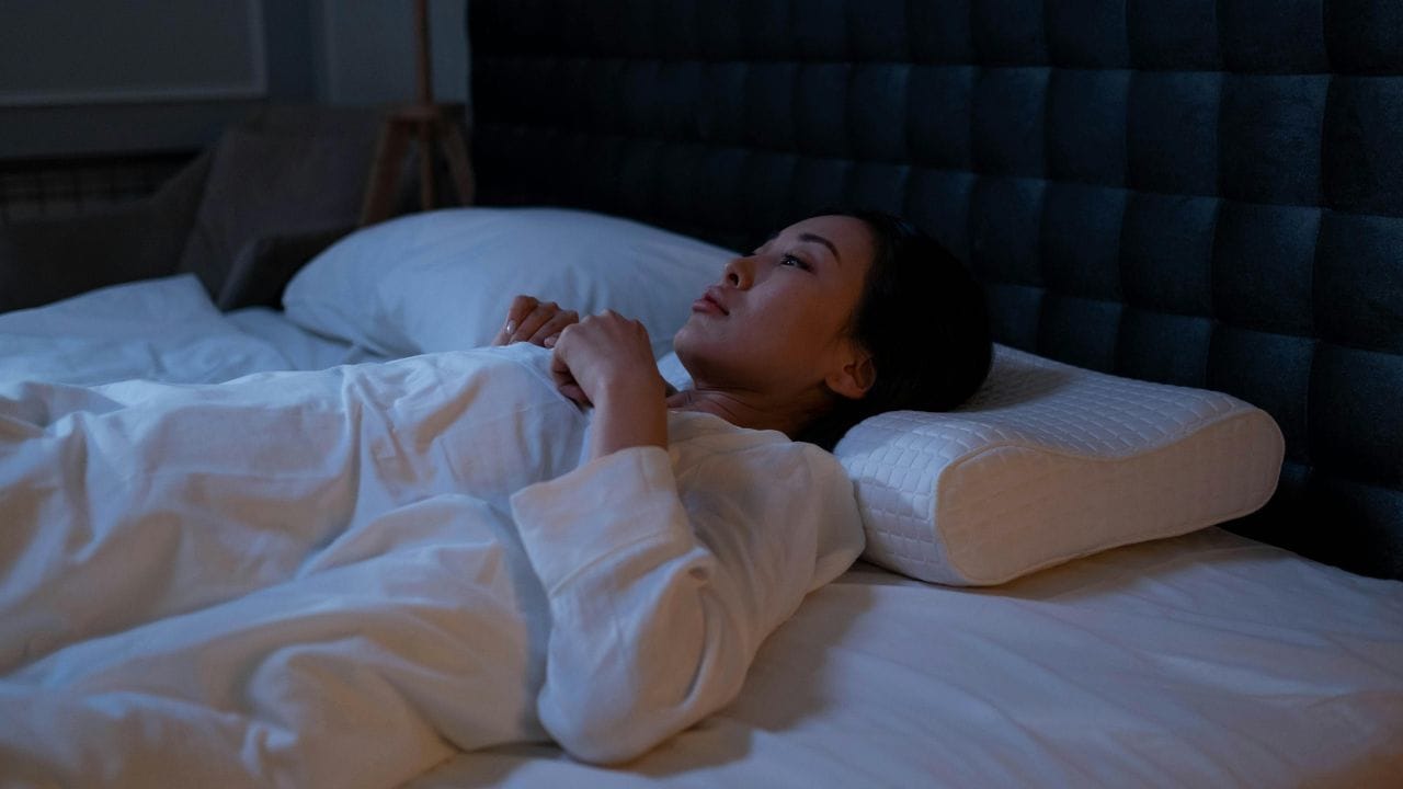 മാനസിക സമ്മര്‍ദവും ഉത്കണ്ഠയുമാണ് ഇതിനുള്ള പ്രധാന കാരണം. ഉറങ്ങാനായി കിടക്കുന്ന സമയത്ത് പല ചിന്തകളും കടന്നുവരുന്നു. ഇത് ഉറക്കത്തിന് അനുയോജ്യമായ ഒരു അന്തരീക്ഷം ഇല്ലാതാക്കുന്നു. (Image Credits: Pexels)