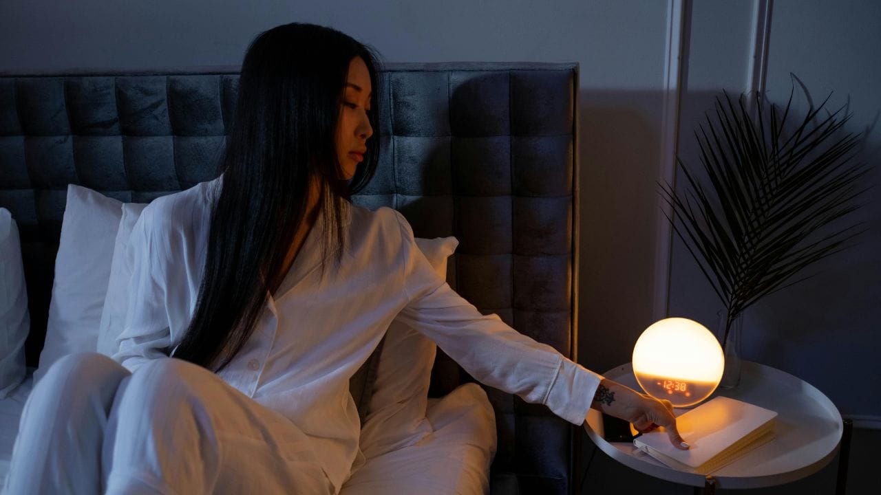 ഉറങ്ങുന്നതിന് മുമ്പ് ഫോൺ ഉപയോഗിക്കുന്നതും ടിവി കാണുന്നതുമെല്ലാം ഉറക്കം വൈകിപ്പിച്ചേക്കും. ഇത് മെലറ്റോണിൻ ഉത്പാദനം കുറയ്ക്കും. അങ്ങനെ വരുമ്പോൾ ഉറങ്ങേണ്ട സമയമാണോ അതോ ഉണർന്നിരിക്കേണ്ട സമയമാണോ എന്നതിനെ പറ്റി തലച്ചോറിൽ ആശയകുഴപ്പം ഉണ്ടാകും. (Image Credits: Pexels)