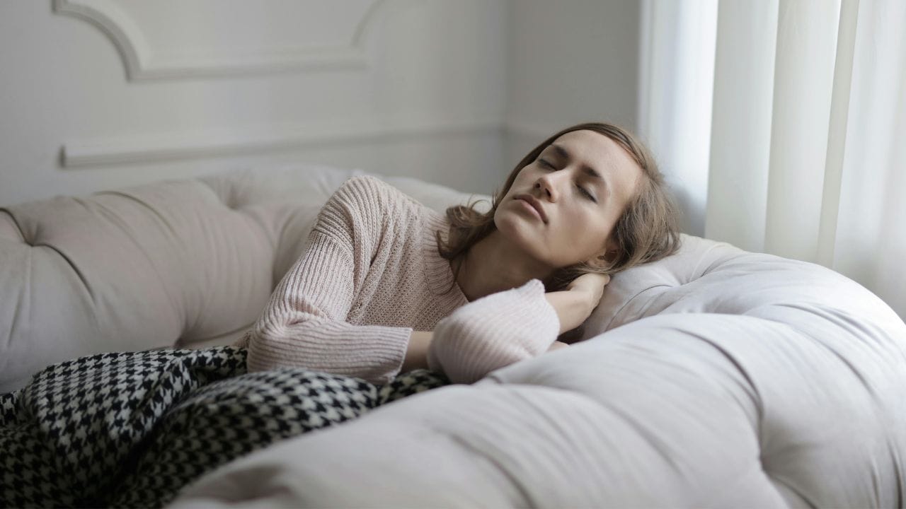 ടിവി കാണാൻ സോഫയിൽ ഇരിക്കുമ്പോഴേക്കും ചിലർ ഉറങ്ങിപോകുന്നത് കാണാം. എന്നാൽ, കട്ടിലിൽ പോയി കിടന്ന് ഉറങ്ങാമെന്ന് കരുതിയാൽ ഉറക്കം പോവുകയും ചെയ്യും. ഇത് മിക്ക ആളുകളും നേരിടുന്നൊരു പ്രശ്നമാണ്. (Image Credits: Pexels)