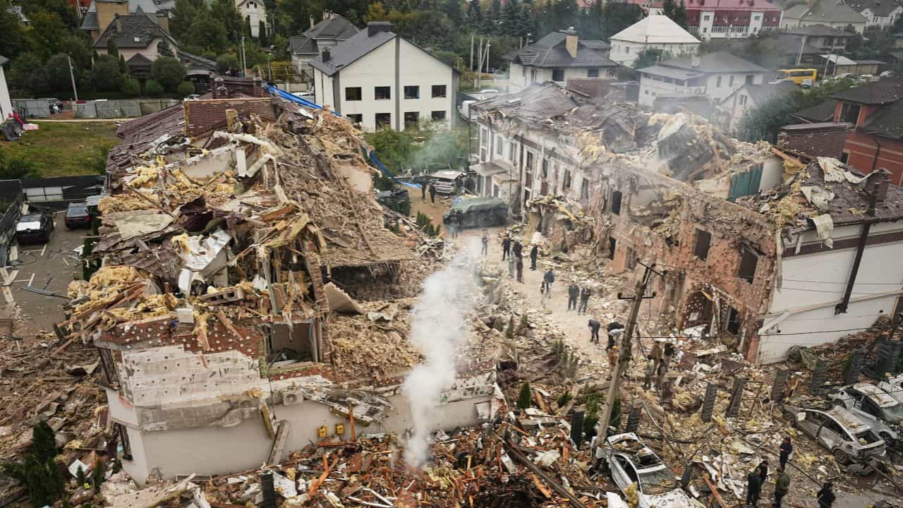 Russia-Ukraine: യുക്രെയ്‌നില്‍ മിസൈല്‍ വര്‍ഷിച്ച് റഷ്യ; നാലുപേര്‍ക്ക് ദാരുണാന്ത്യം, നിരവധി പേര്‍ക്ക് പരിക്ക്