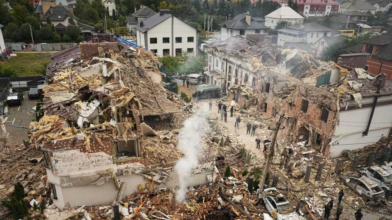 Russia-Ukraine: യുക്രെയ്‌നില്‍ മിസൈല്‍ വര്‍ഷിച്ച് റഷ്യ; നാലുപേര്‍ക്ക് ദാരുണാന്ത്യം, നിരവധി പേര്‍ക്ക് പരിക്ക്