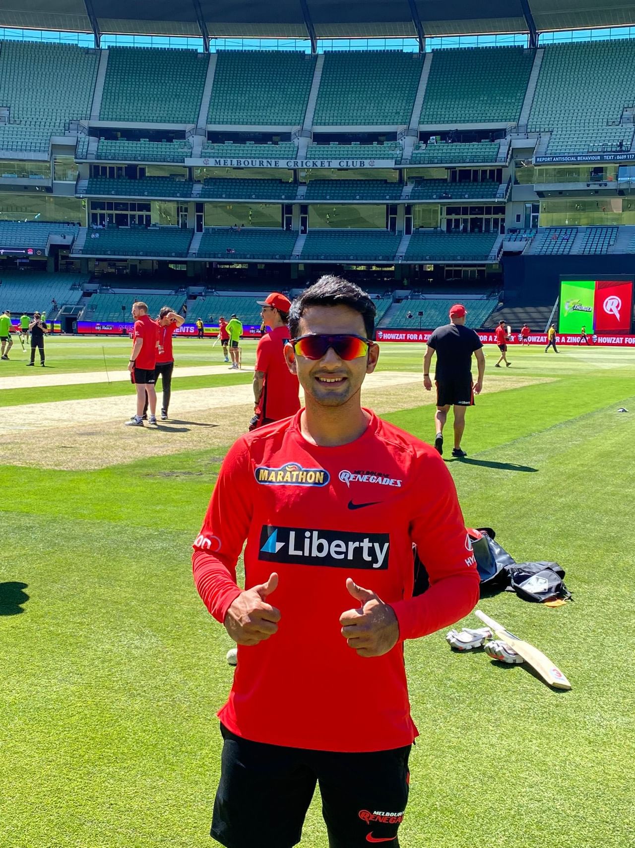 2025 ഡിസംബർ 14 മുതൽ 2026 ജനുവരി 18 വരെയാണ് ബിഗ് ബാഷ് ലീഗ് നടക്കുക. ഇന്ത്യൻ വംശജർ മുൻപ് ബിബിഎലിൽ കളിച്ചിട്ടുണ്ടെങ്കിലും ഇന്ത്യൻ ദേശീയ ടീമിൽ കളിച്ച താരങ്ങളിൽ ബിഗ് ബാഷ് കരാർ നേടുന്ന ആദ്യ താരമാണ് അശ്വിൻ. താരം ഹോങ്കോങ് സിക്സസ് ലീഗിലും കളിക്കും.